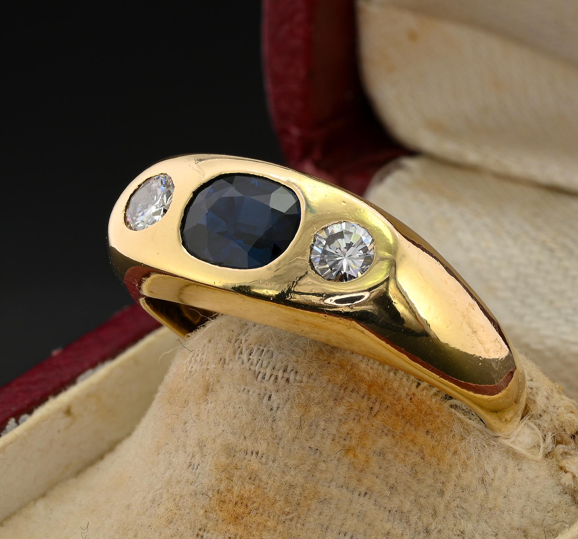Art Deco 1.20 Ct Natural Sapphire .40 Ct Diamond Three Stone Gent 18 KT Ring en vente 1