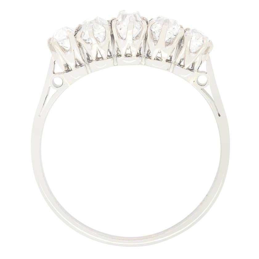 Fünf alte Diamanten im Kissenschliff sind in diesem schönen Art-Déco-Ring zu sehen. Der Diamant in der Mitte ist mit 0,30 Karat der größte, die beiden flankierenden Diamanten wiegen jeweils 0,25 Karat und die Diamanten am Ende jeweils 0,20 Karat.