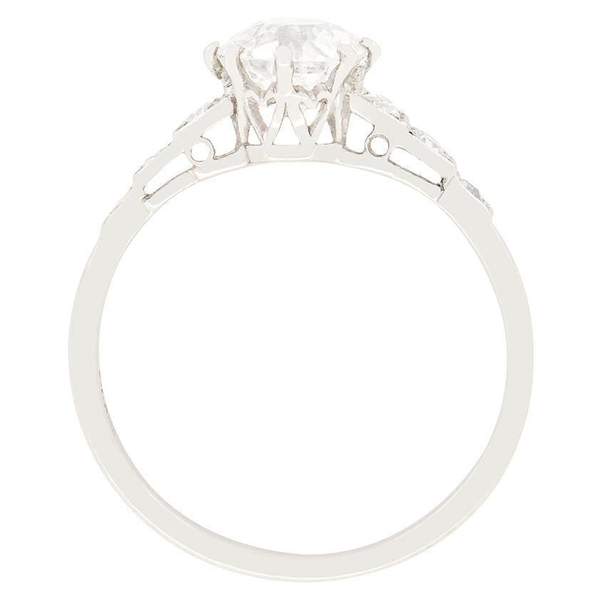 Cette bague de fiançailles solitaire intemporelle, inspirée de l'Art déco, est ornée d'un étincelant diamant taille ancienne en son centre. D'un poids de 1,20 carat, le diamant est de grande qualité, avec une couleur G et une pureté VS2. Le diamant