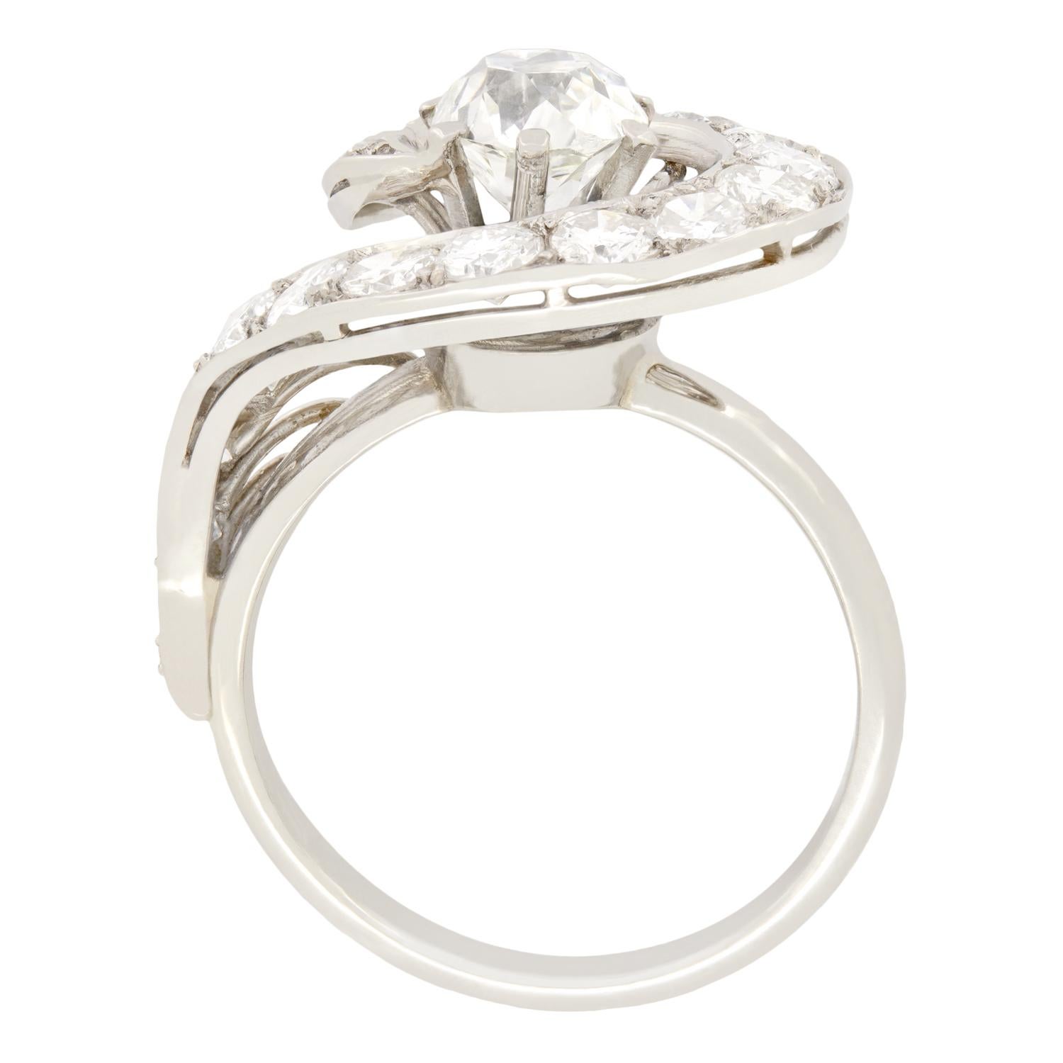 Dieser wirklich einzigartige Ring wurde in der Zeit des Art déco handgefertigt. Ein Diamant im Altschliff von 1,20 Karat steht im Mittelpunkt des Designs, umgeben von einem fabelhaft gestalteten Wirbel aus Platin, der mit weiteren Diamanten im