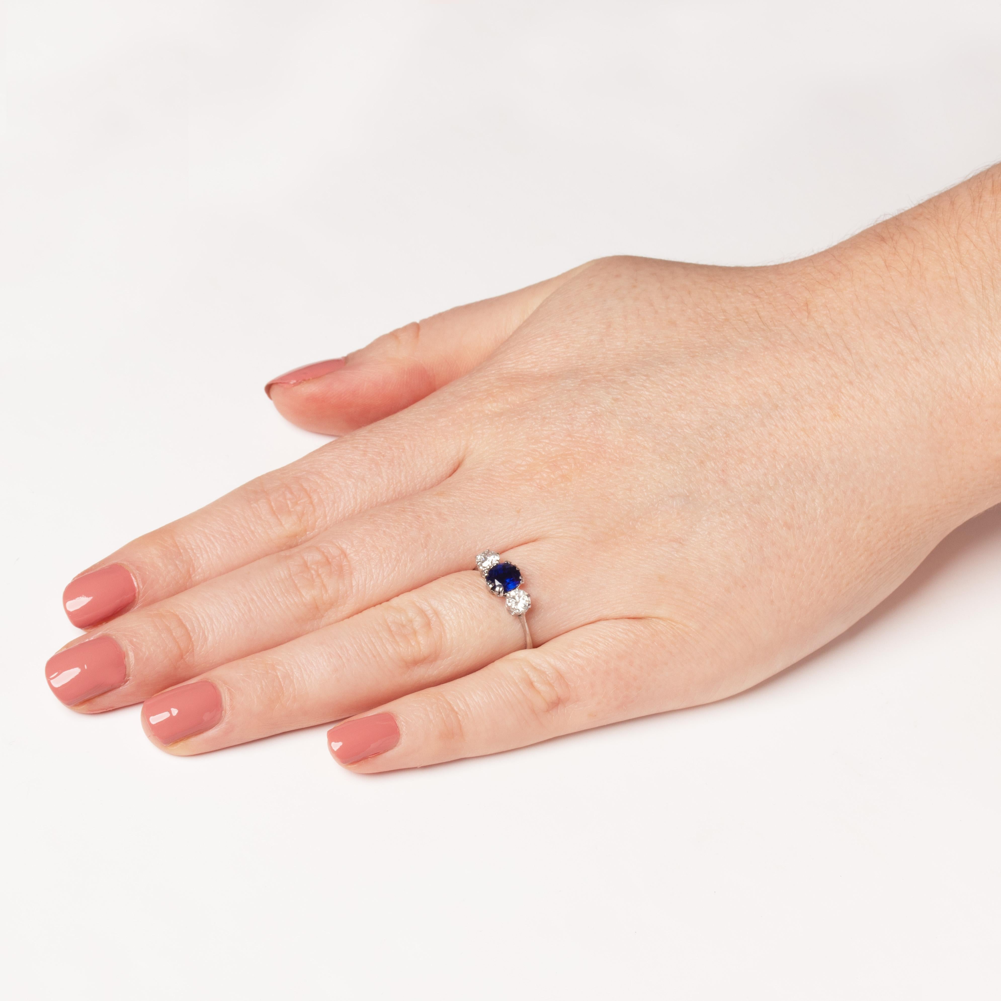 Taglio antico europeo Anello a trilogia di zaffiri e diamanti Art Deco da 1,20 carati, 1920 ca. in vendita