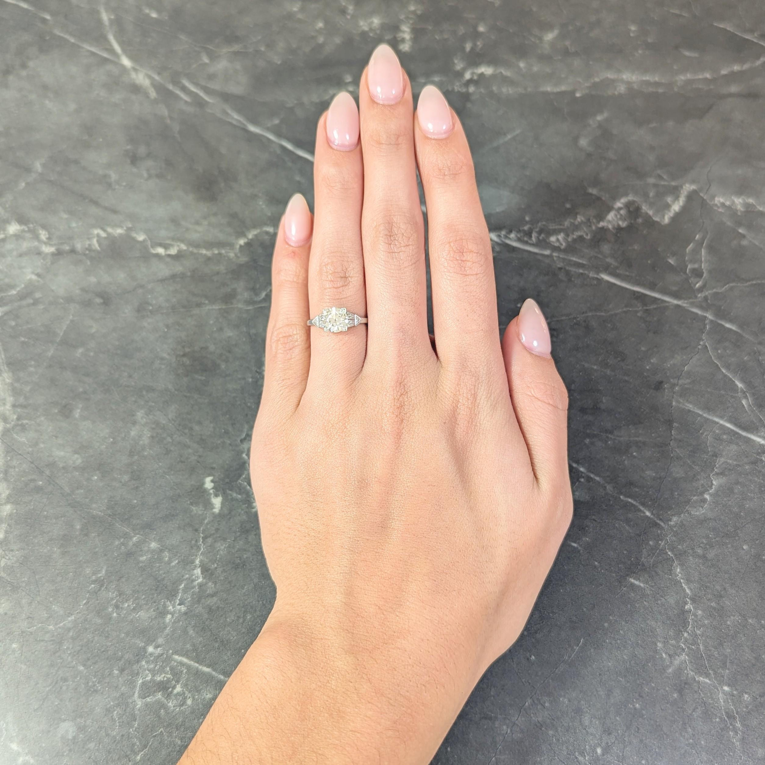 Bague de fiançailles vintage Art déco avec ruban de diamants européens anciens au centre de 1,25 carat en vente 10