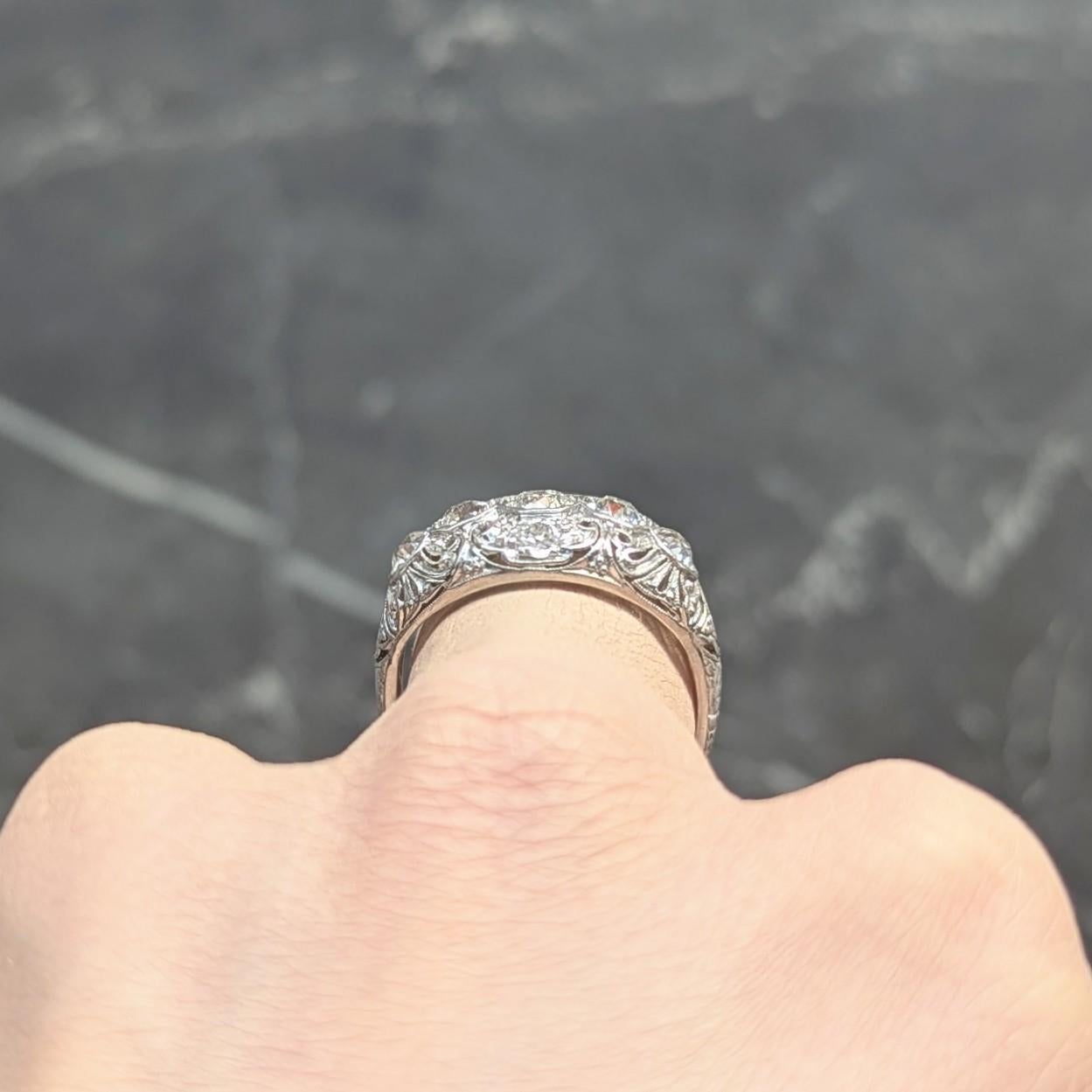 Art Deco 1.25 CTW Diamond Platinum Pierce Scrolling Vintage Bombé Band Ring en vente 5