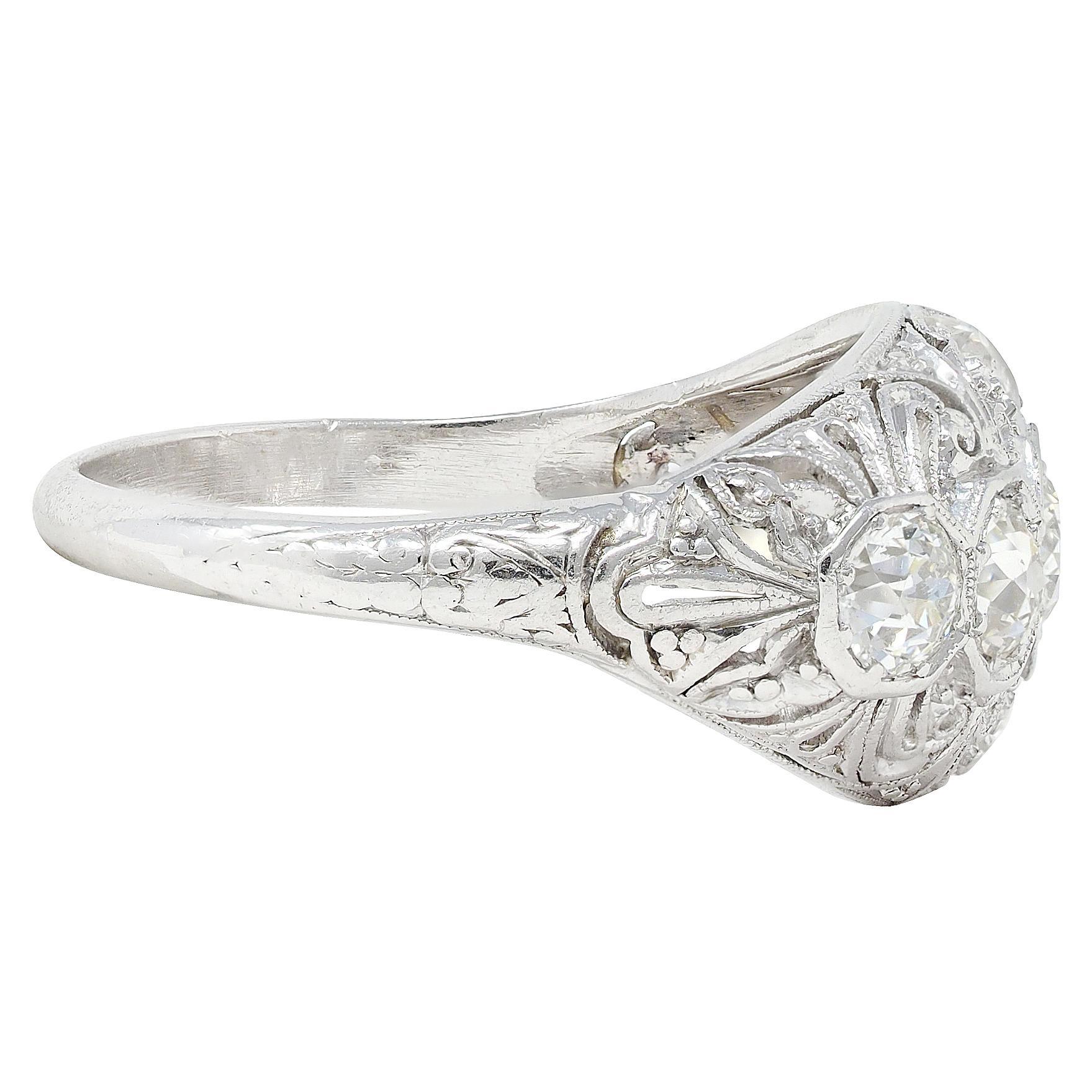 Taille vieille Europe Art Deco 1.25 CTW Diamond Platinum Pierce Scrolling Vintage Bombé Band Ring en vente