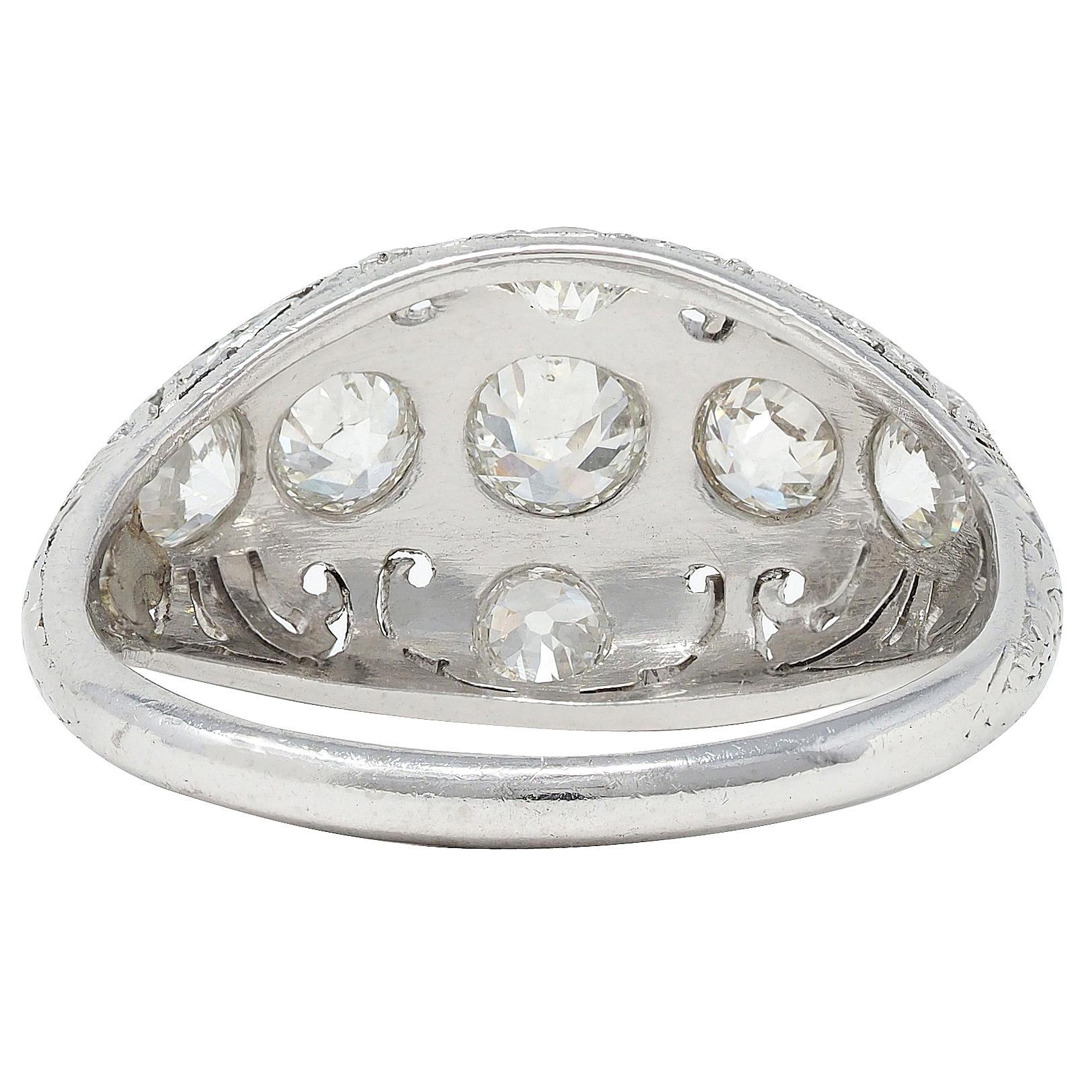 Art Deco 1.25 CTW Diamond Platinum Pierce Scrolling Vintage Bombé Band Ring Excellent état - En vente à Philadelphia, PA