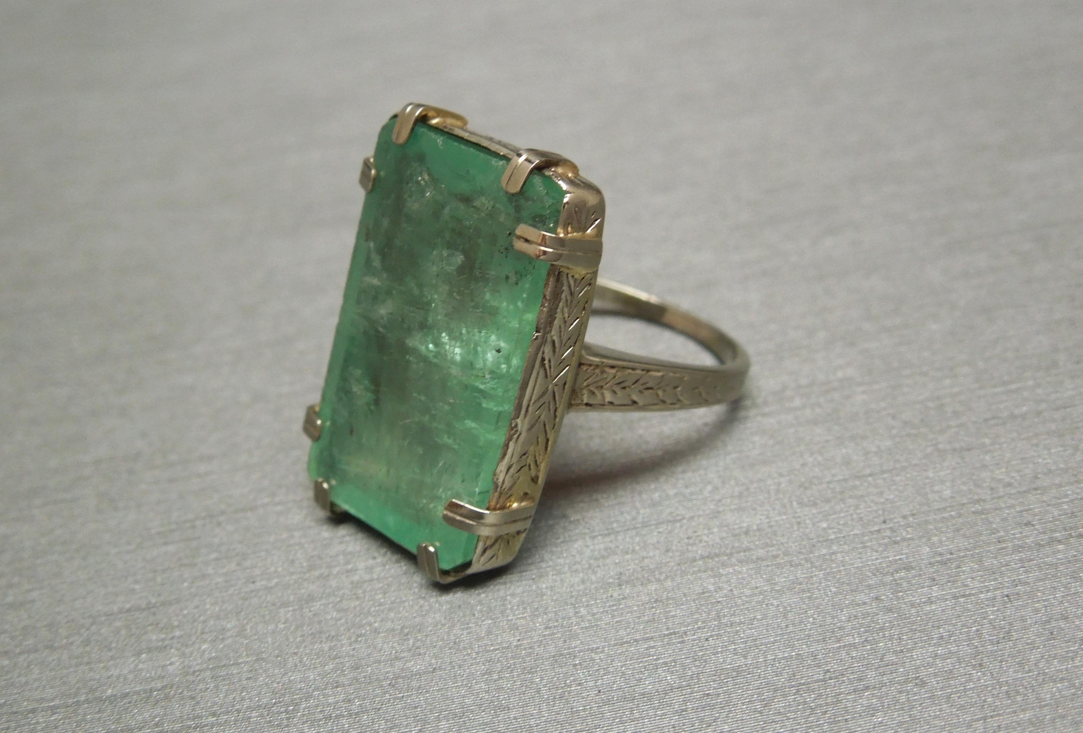 Women's Art Deco 12.50 Carat Emerald Cut Emerald Solitaire Ring For Sale