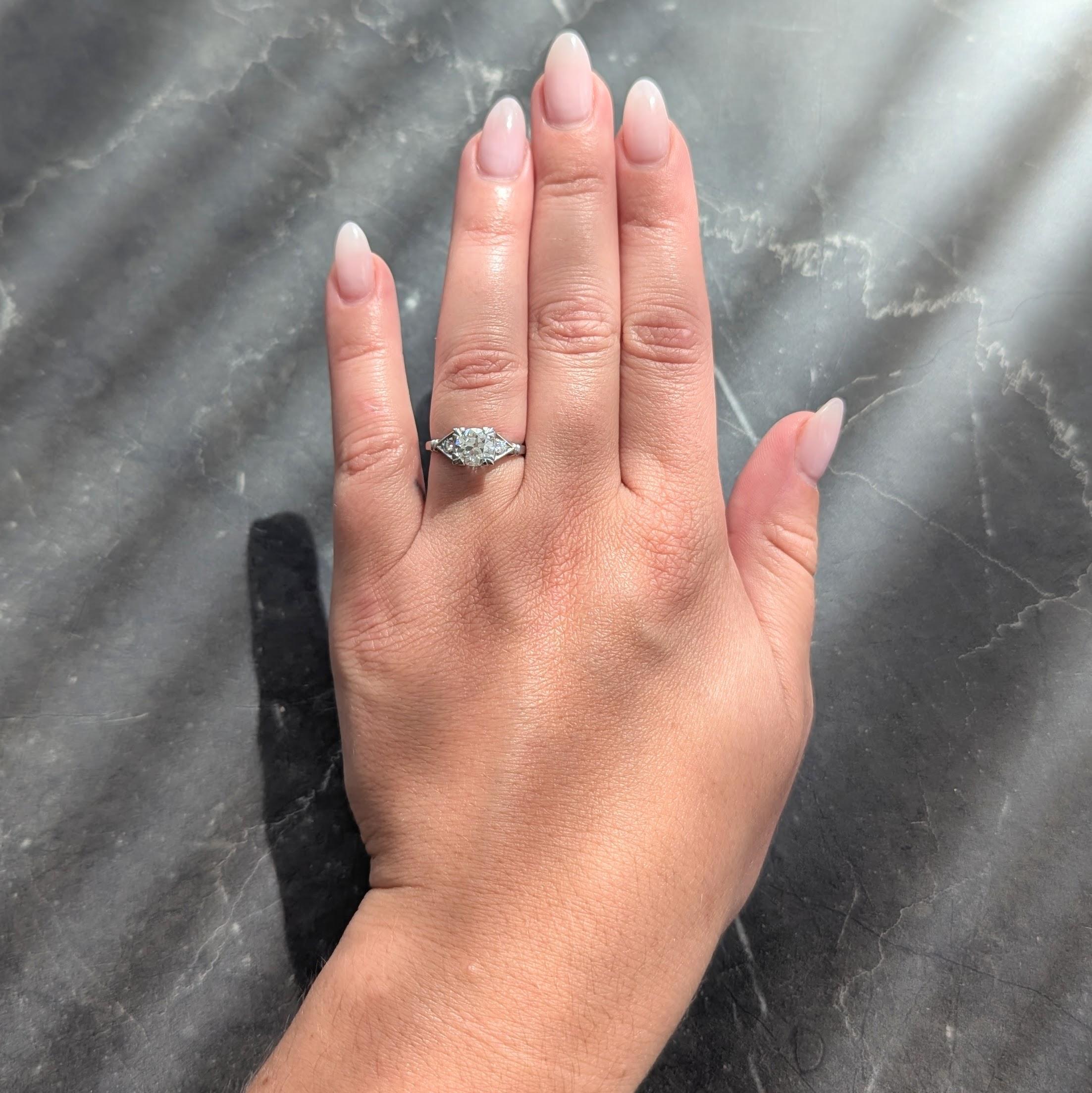 Centré sur un diamant de taille européenne ancienne pesant 1,14 carats au total - couleur K et pureté VVS1
Serti de griffes tri-split dans un panier percé et flanqué d'épaules cathédrales.
Perle sertie de diamants de taille transitionnelle dans des