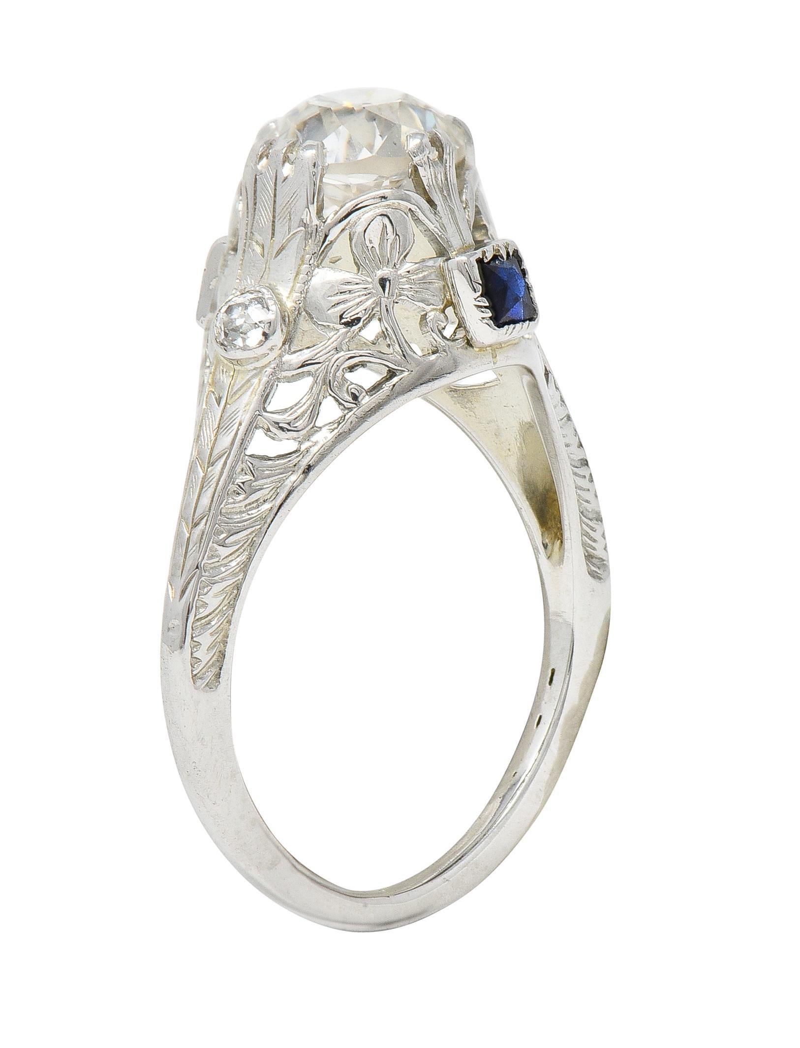 Diamant de taille européenne ancienne pesant environ 1,20 carat - couleur K et pureté SI2.
La monture est ornée d'un décor de fleurs à l'intérieur de la galerie.
Accentué par des diamants de taille européenne ancienne sertis en chaton pesant environ