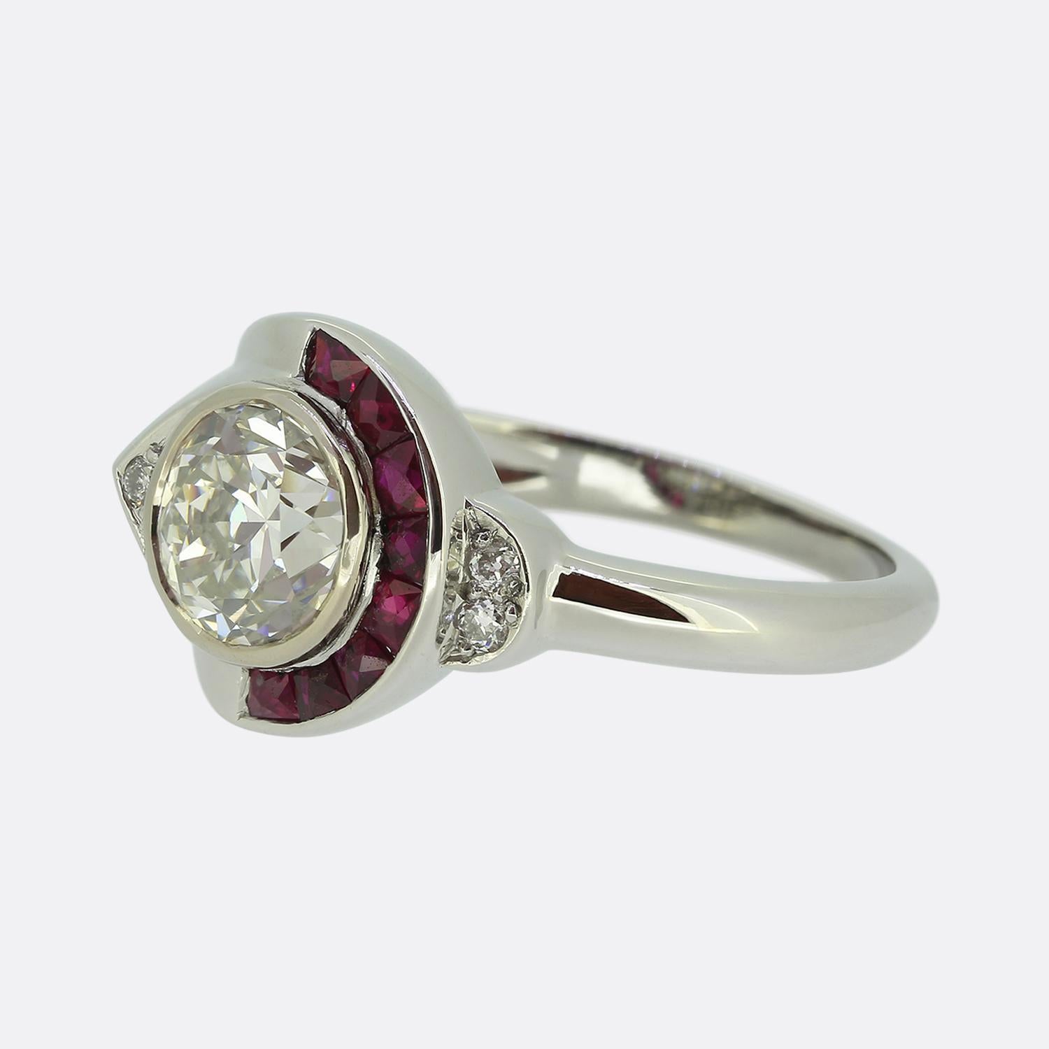 Ecco uno splendido anello Art Deco francese con rubino e diamanti. Al centro del quadrante troviamo un eccezionale diamante rotondo sfaccettato di taglio transitorio da 1,30 carati, leggermente rialzato in un'ordinata incastonatura a castone. Su un