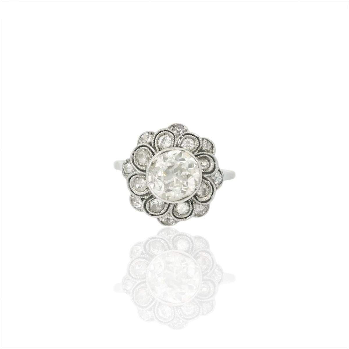 Bague en or blanc 18 carats sertie d'un diamant principal de taille ancienne d'environ 1,30 carats (couleur estimée J - pureté Si) et de 16 diamants latéraux de taille 8/8. 

La bague est très bien faite avec un très beau dos de bague. 

Poids : 3,9
