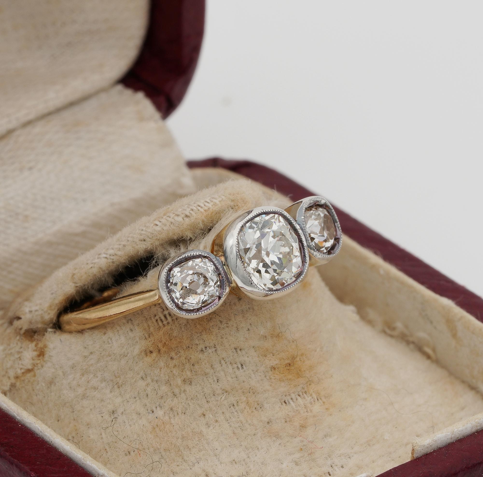 Art Deco 1.30 Carat Old Mine Diamond Trilogy Ring In Good Condition For Sale In Napoli, IT