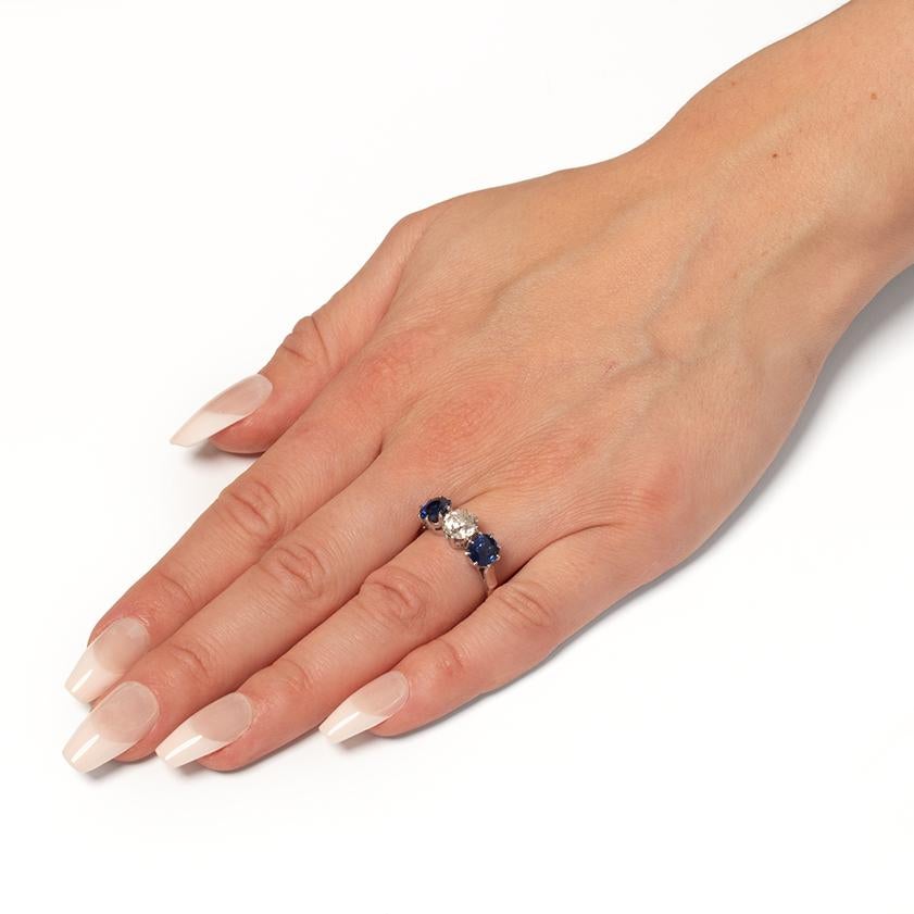 Anillo trilogía Art Déco de diamantes y zafiros de 1,30 ct, c.1920 en Bueno estado para la venta en London, GB