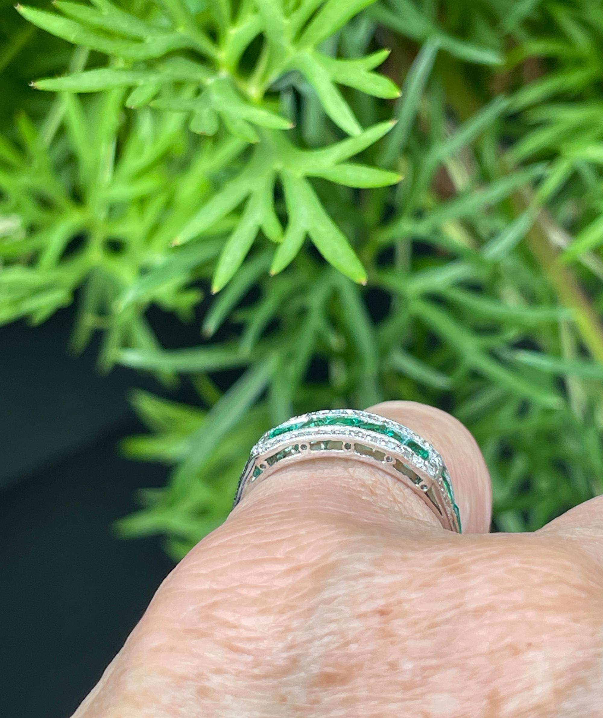 Platin-Ringband mit 1,30 Karat Smaragd & Dia zum Hochzeits- und Jahrestag, Art déco 6