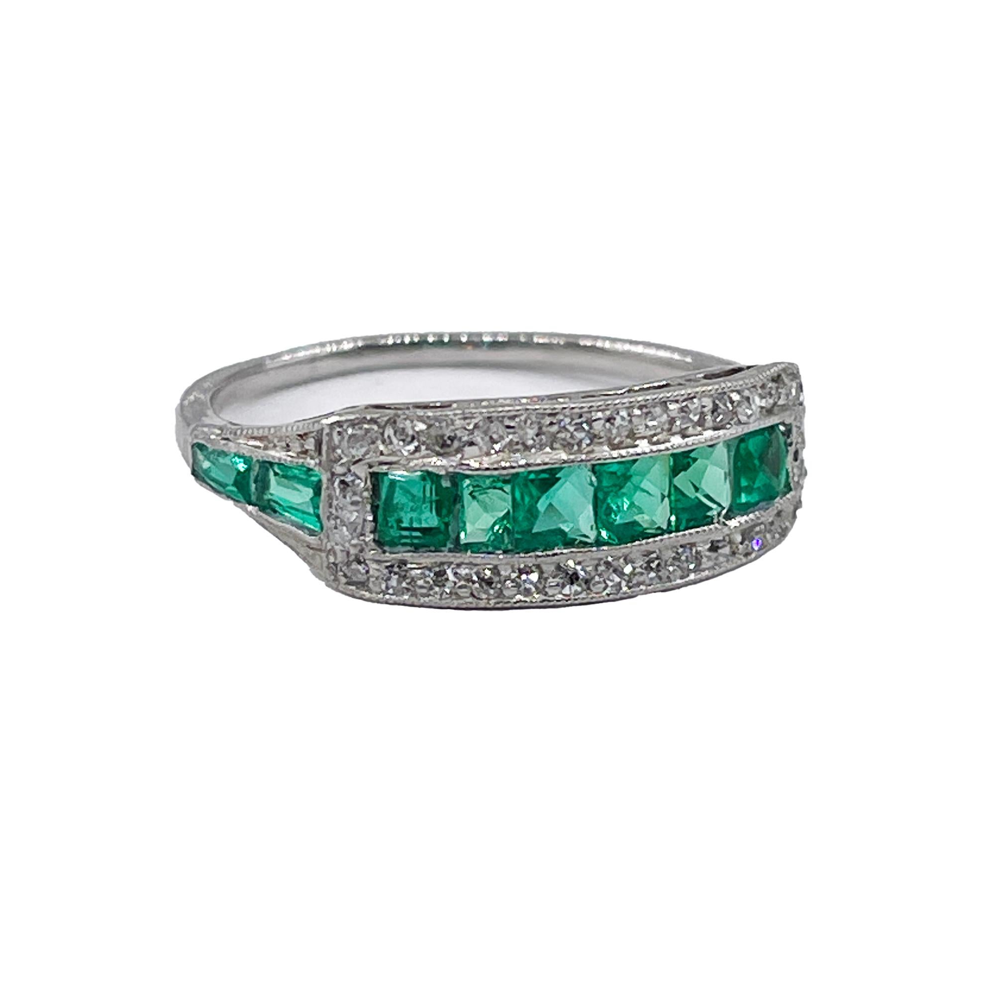 Platin-Ringband mit 1,30 Karat Smaragd & Dia zum Hochzeits- und Jahrestag, Art déco im Zustand „Gut“ in New York, NY