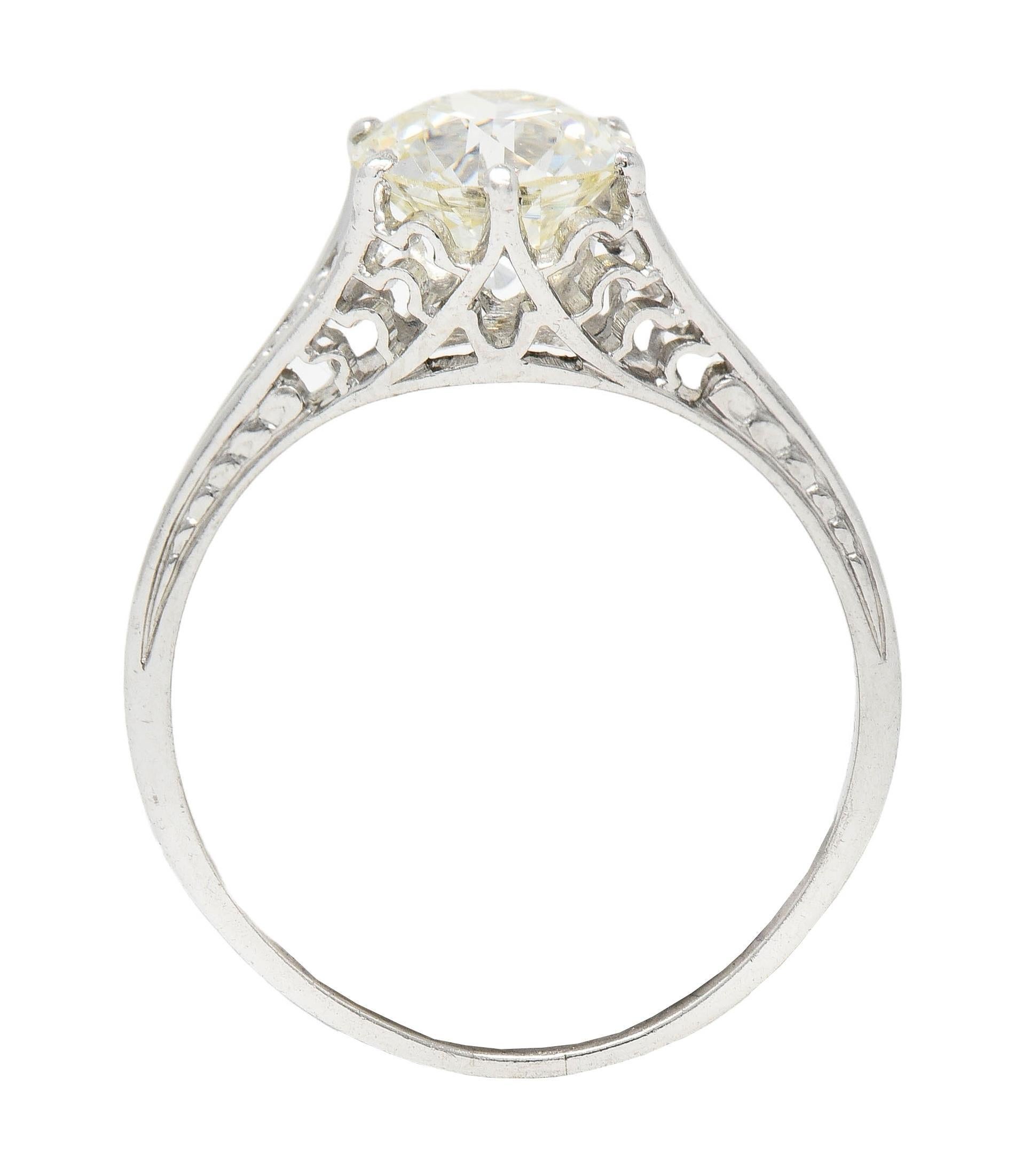 Bague de fiançailles antique festonnée Art déco en platine avec diamants de 1,35 carat poids total en vente 5