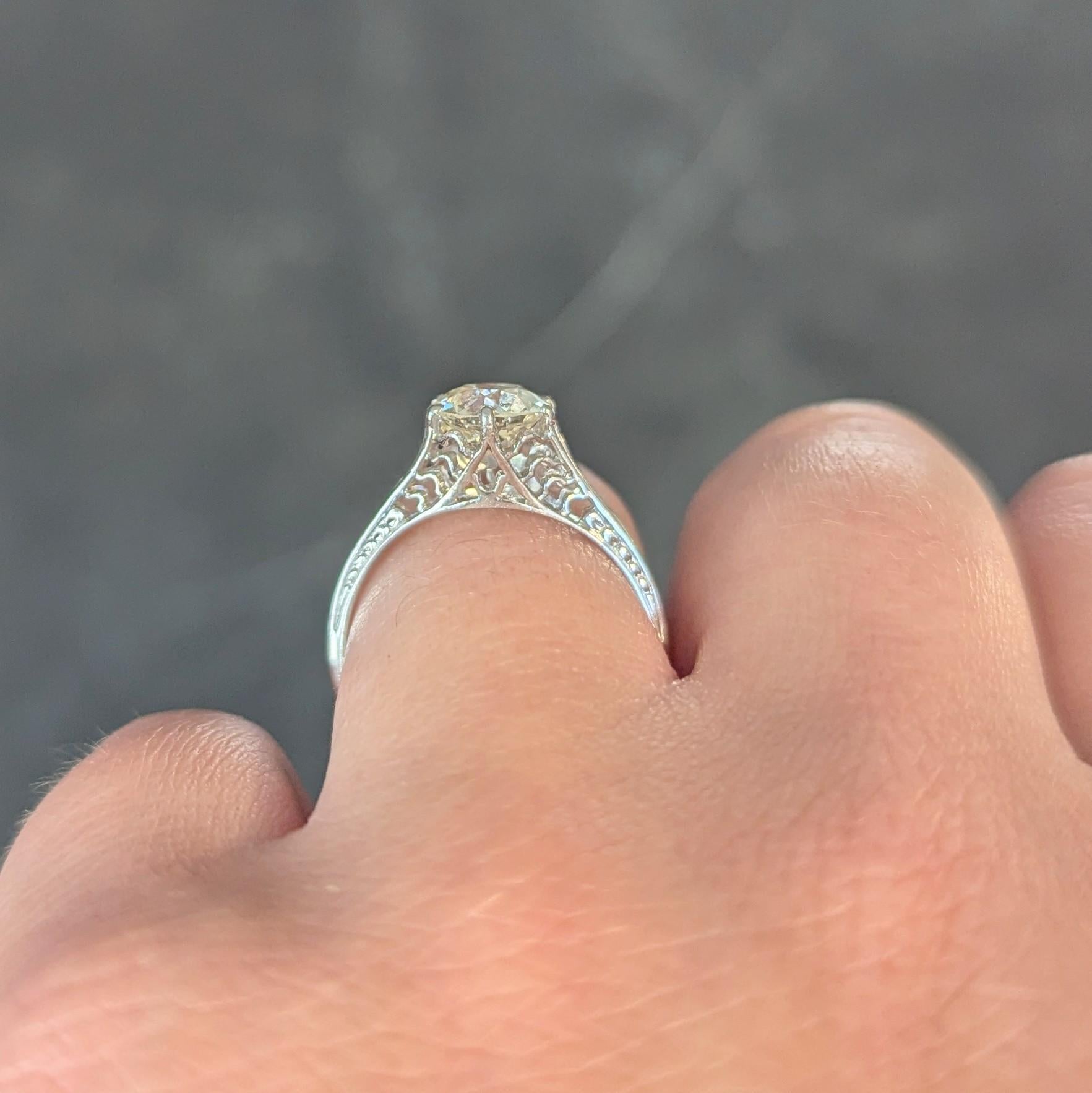 Bague de fiançailles antique festonnée Art déco en platine avec diamants de 1,35 carat poids total en vente 7