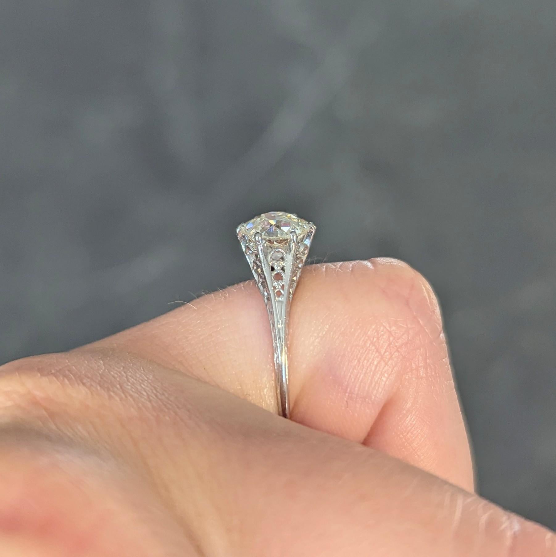 Bague de fiançailles antique festonnée Art déco en platine avec diamants de 1,35 carat poids total en vente 8