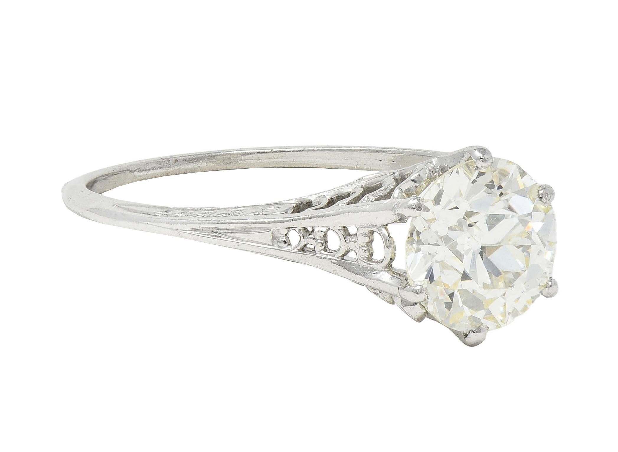 Taille vieille Europe Bague de fiançailles antique festonnée Art déco en platine avec diamants de 1,35 carat poids total en vente