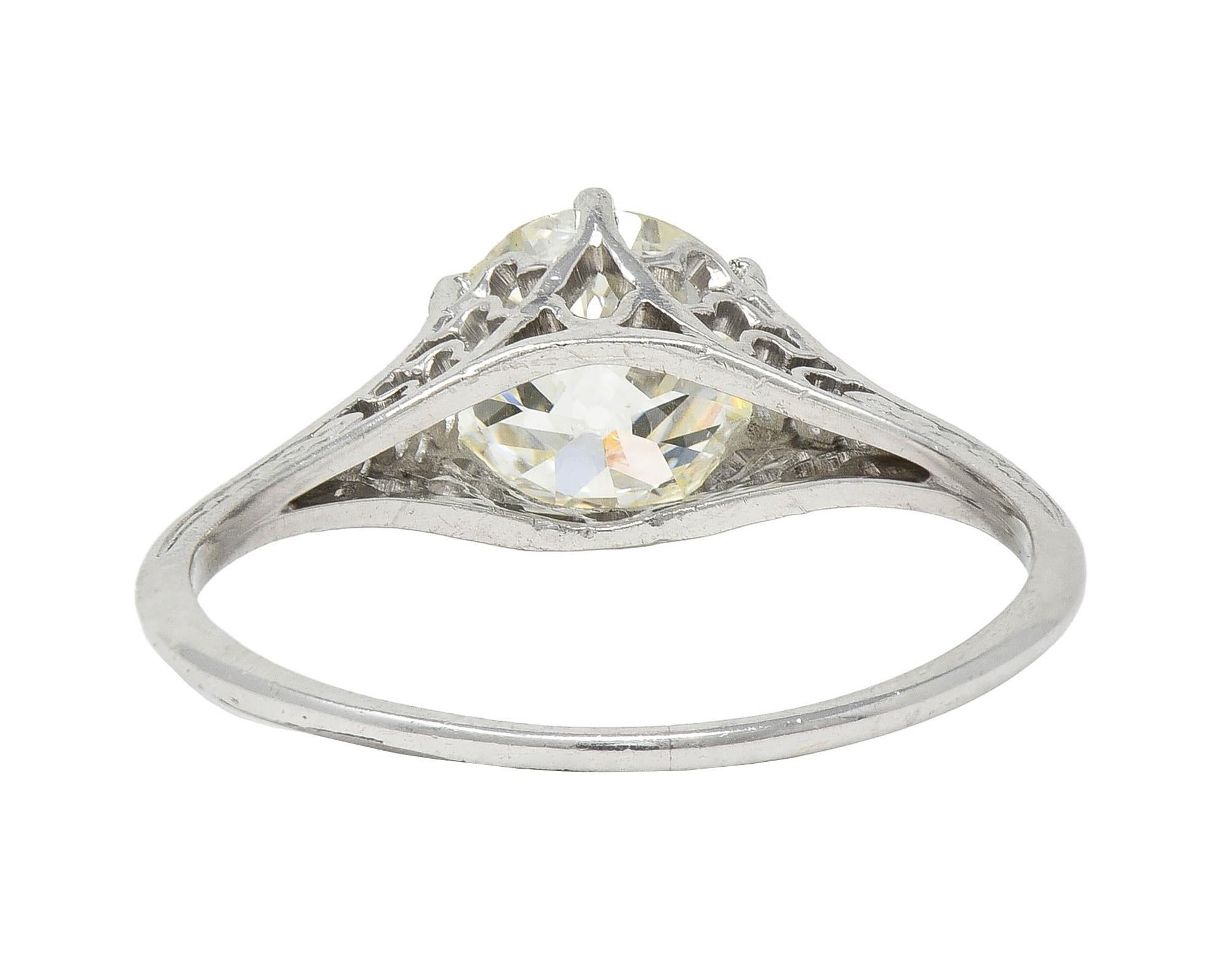 Bague de fiançailles antique festonnée Art déco en platine avec diamants de 1,35 carat poids total Unisexe en vente