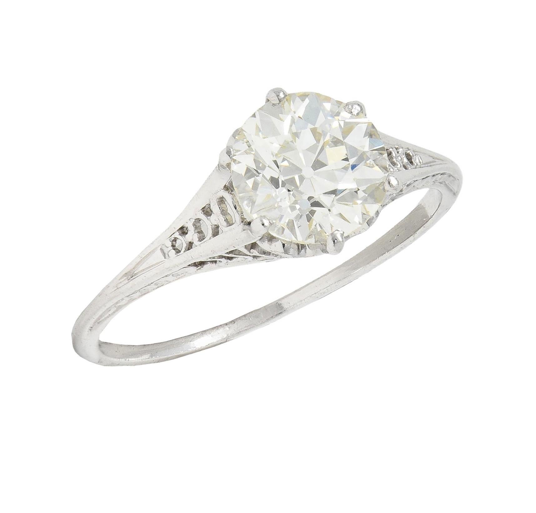 Bague de fiançailles antique festonnée Art déco en platine avec diamants de 1,35 carat poids total en vente 3