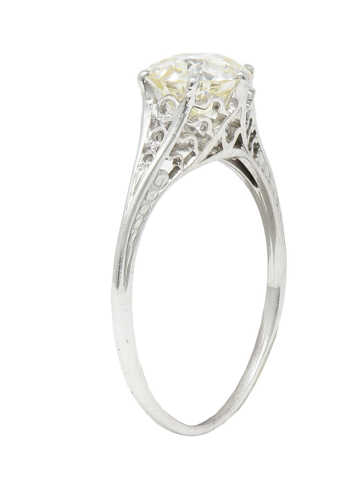 Bague de fiançailles antique festonnée Art déco en platine avec diamants de 1,35 carat poids total en vente 4