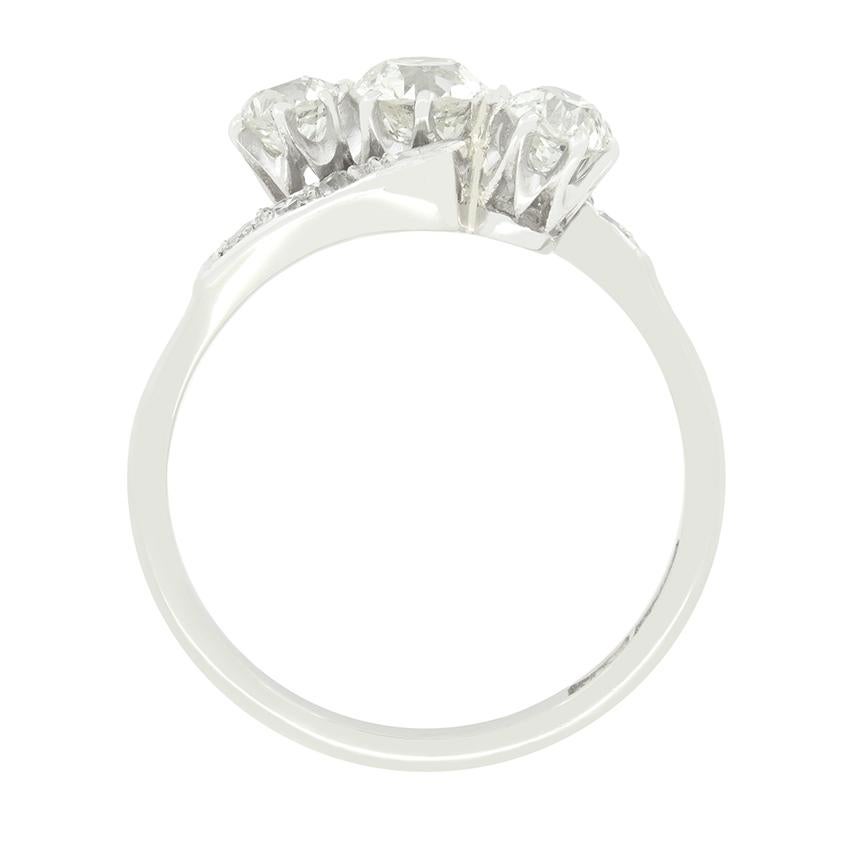 Un trio de magnifiques diamants de taille ancienne est au centre de cette bague torsadée à trois pierres de la période Art déco. Celle du milieu est la plus grosse avec 0,65 carat, les deux autres étant de 0,35 carat chacune. Les trois diamants sont