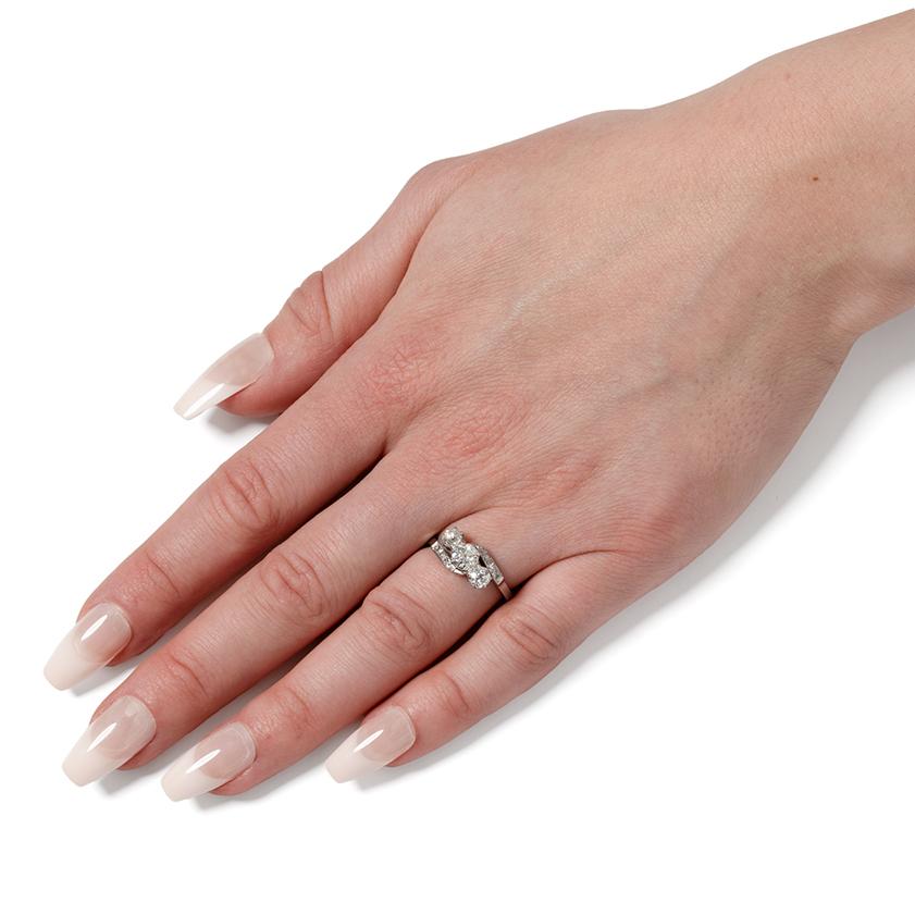 Bague torsadée Art déco à trois pierres avec diamants de 1,35 carat, c. 1920 Unisexe en vente