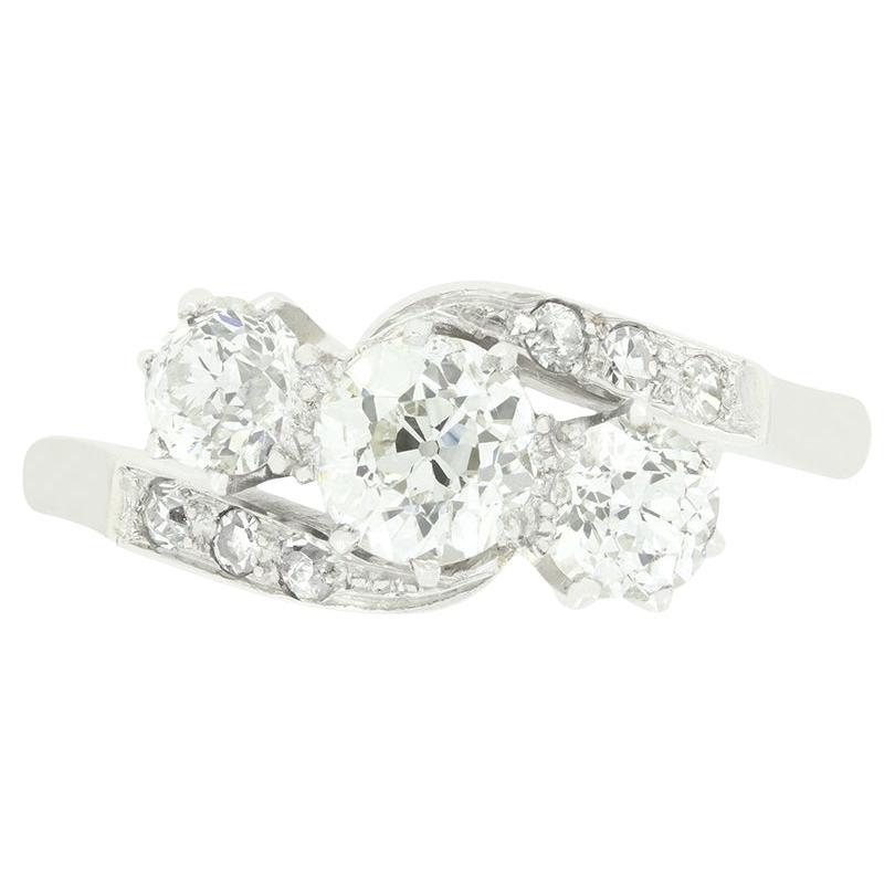 Bague torsadée Art déco à trois pierres avec diamants de 1,35 carat, c. 1920
