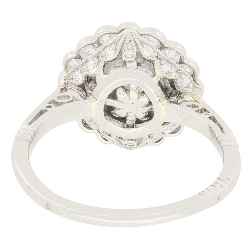 Art Deco 1.37ct Diamond Halo Ring, c.1920s In Good Condition For Sale In London, GB