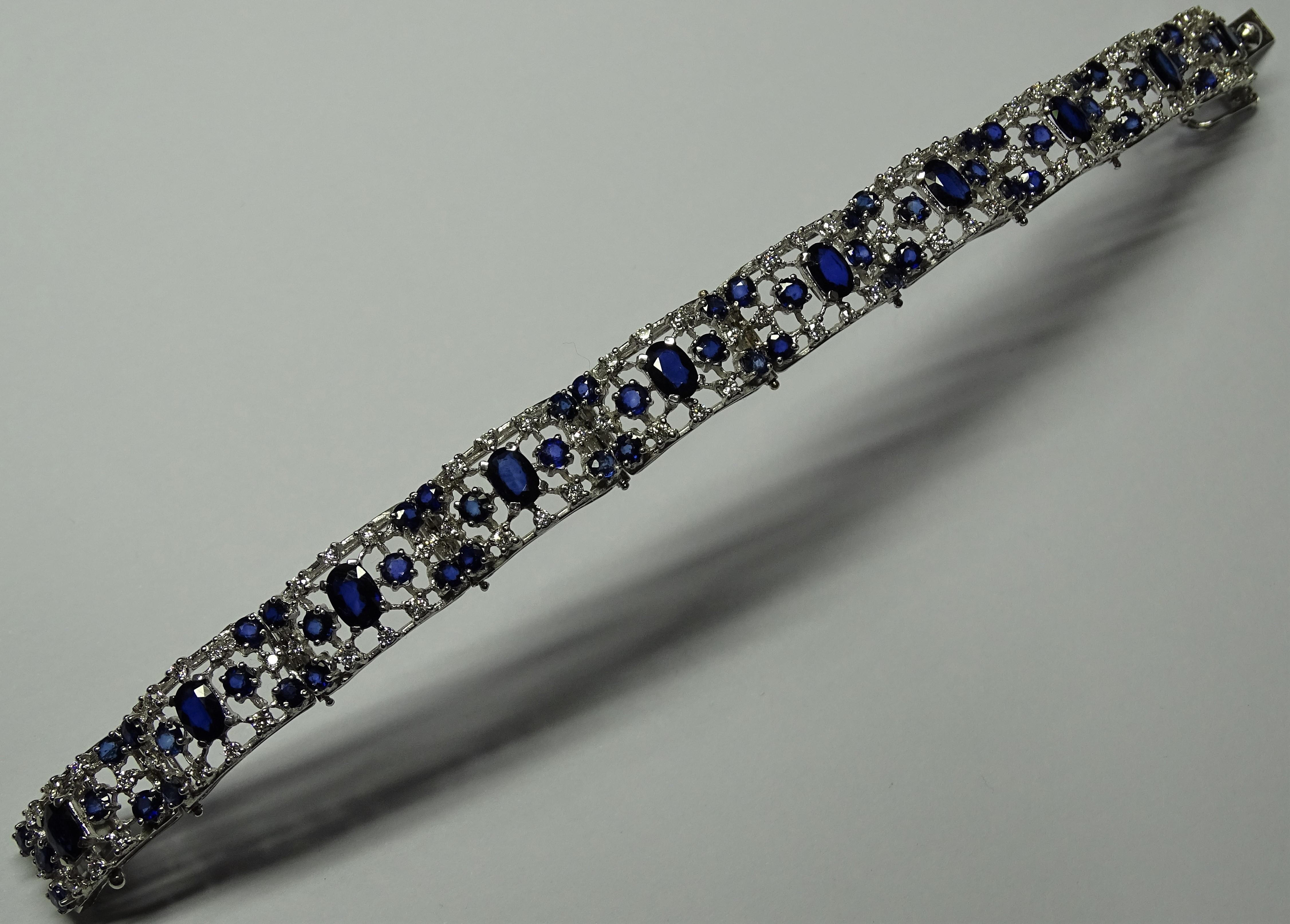Oval Cut Art Deco Style 13.84 Carat Sapphire White Diamonds 18 Karat White Gold Bracelet For Sale