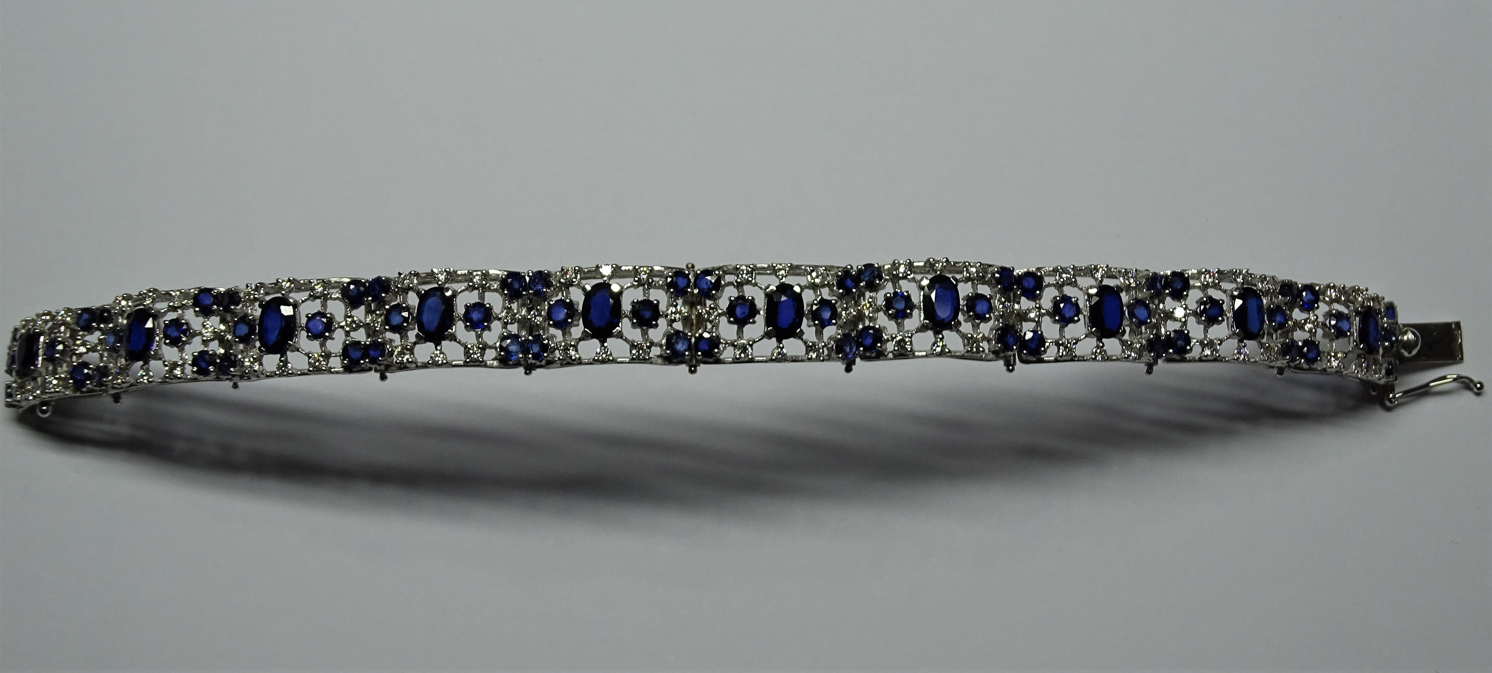 Art Deco Style 13.84 Carat Sapphire White Diamonds 18 Karat White Gold Bracelet In New Condition For Sale In Marcianise, IT