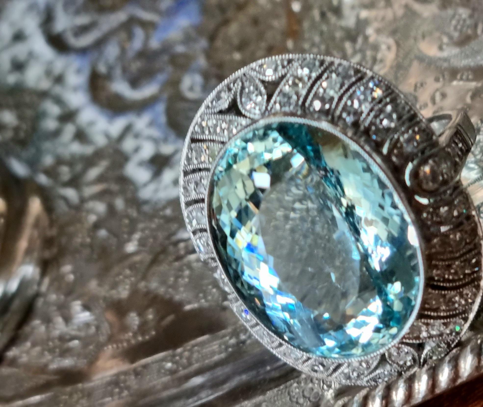 Oval Cut Art-Deco 14 carats Natural Aquamarine (No Treated) and Diamond in Platinum Ring  For Sale