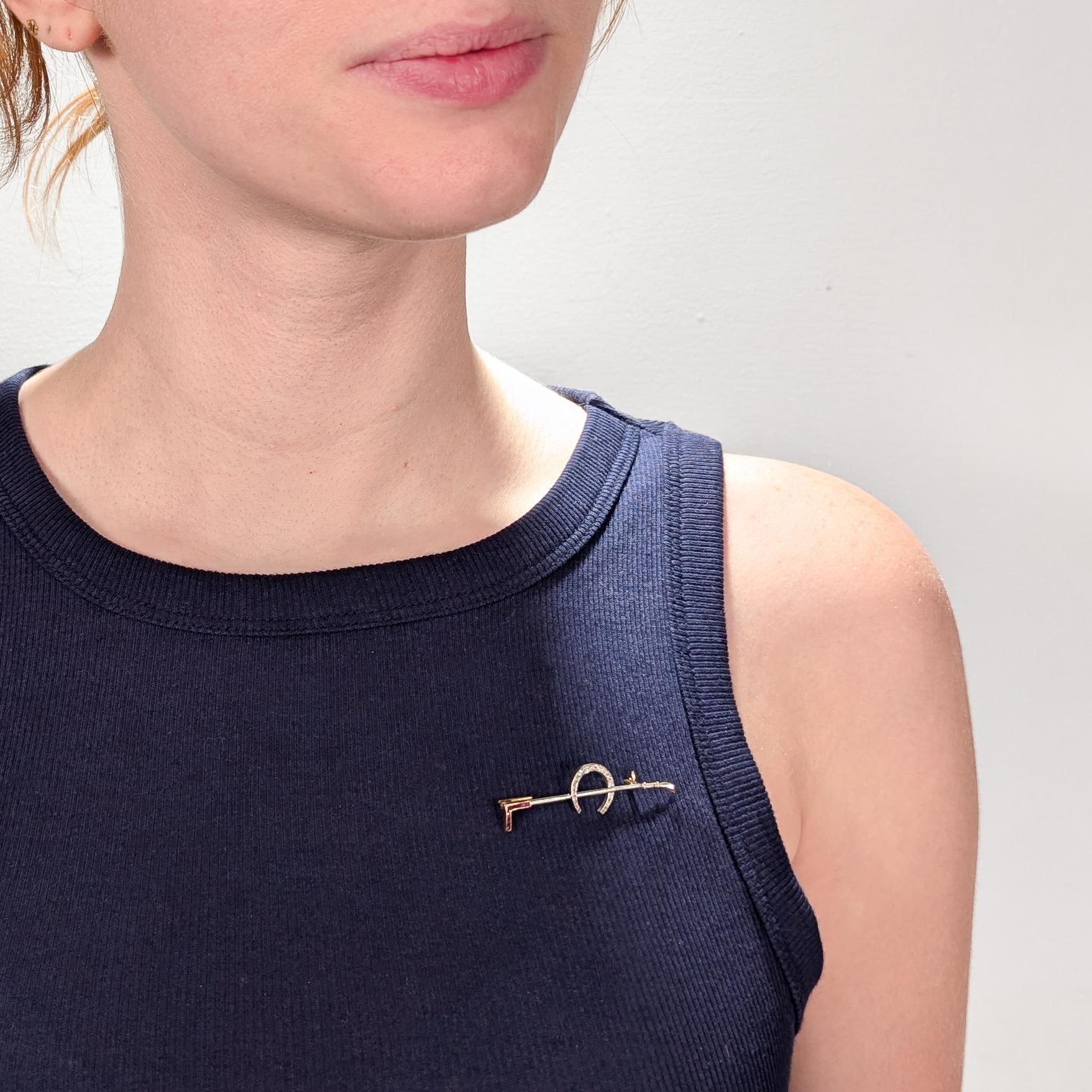 Eine sehr schöne Art Deco Reitgerte und Hufeisen Brosche oder Brosche.

Aus 14-karätigem Platin mit 16 kleinen Diamanten und 6 kleinen Baguette-Rubinen.

Auf der Rückseite 14k für den Feingehalt des Goldes markiert.

Einfach eine fein gearbeitete