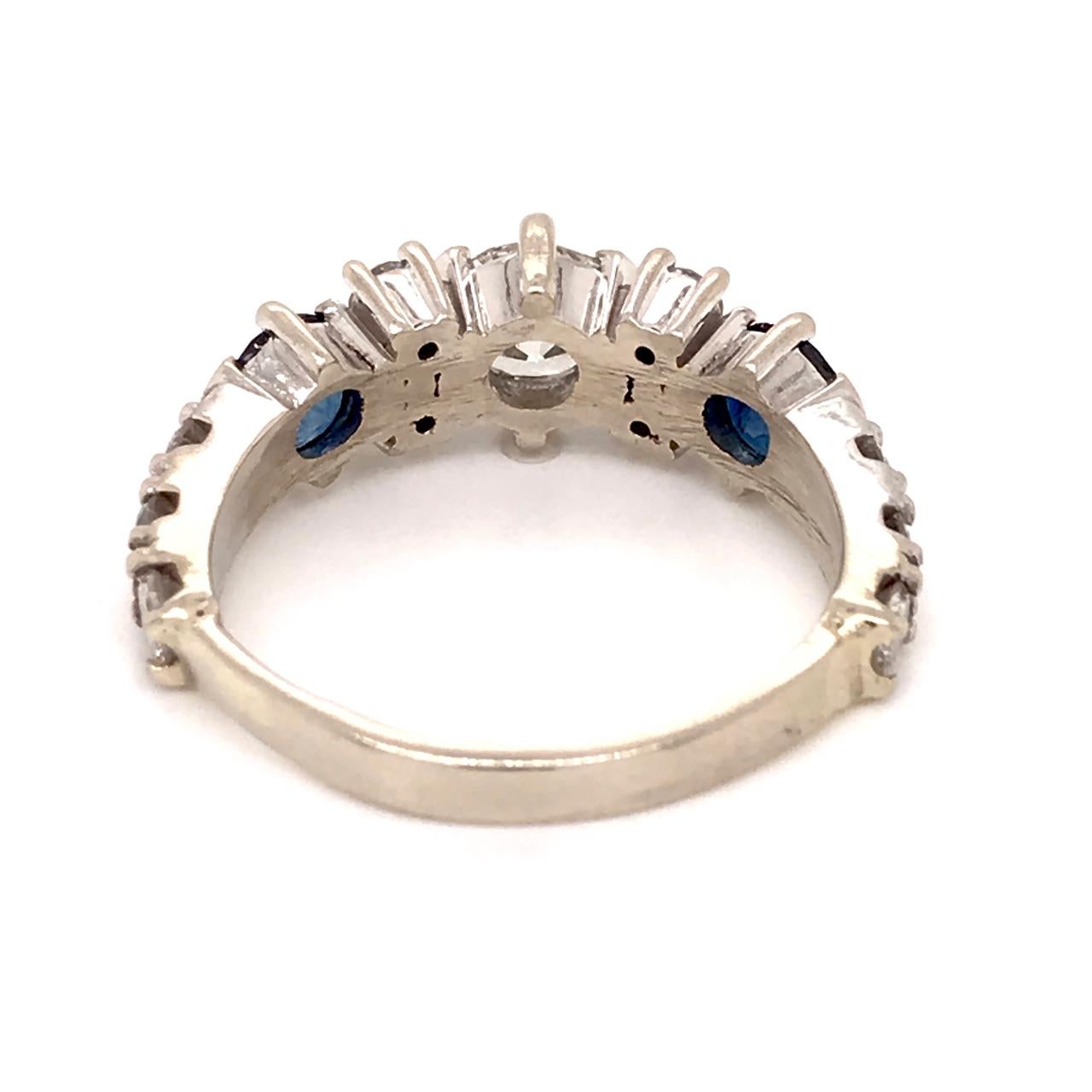 Anello da cocktail vintage in oro bianco 14k, diamanti e zaffiri in stile Art Deco in vendita 1
