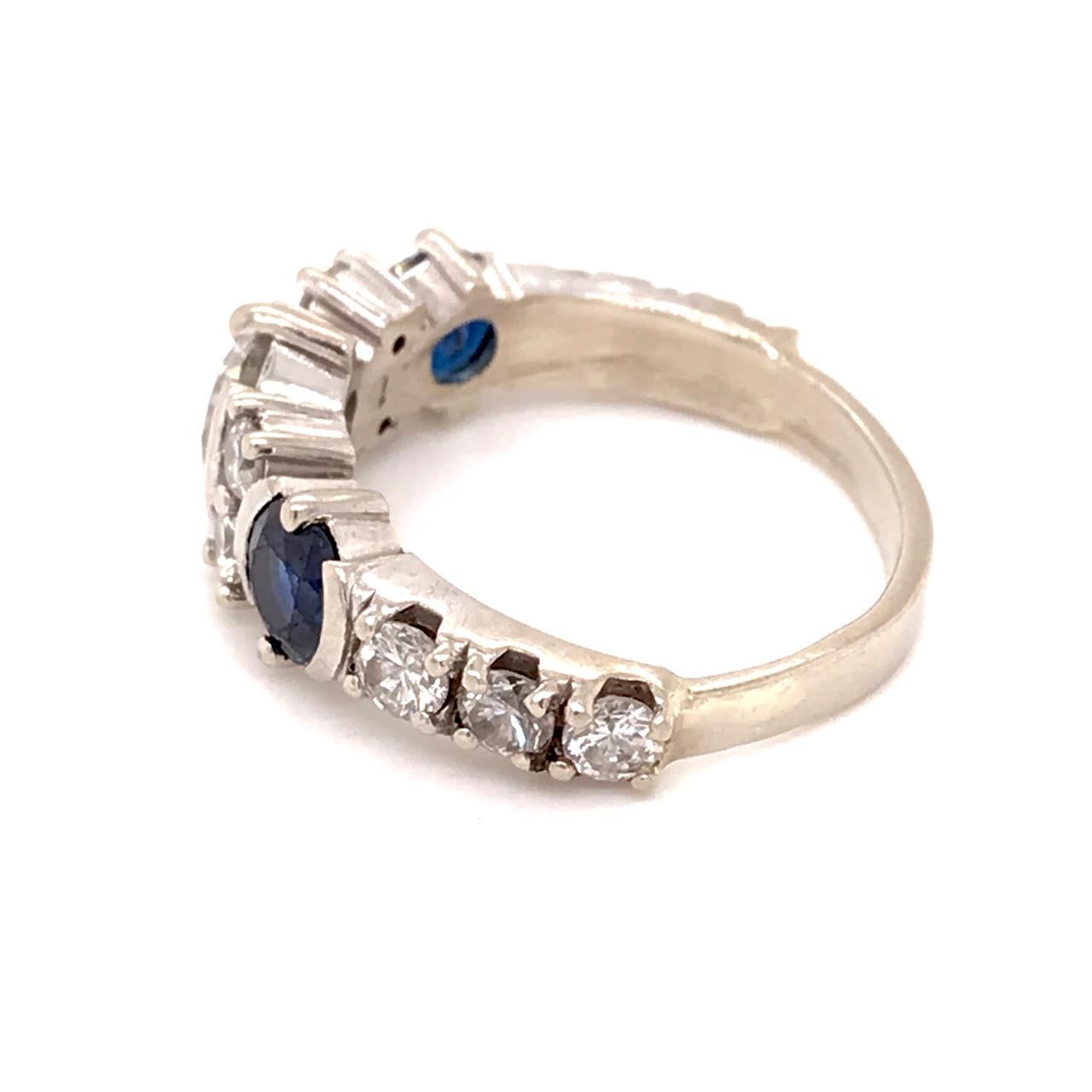 Anello da cocktail vintage in oro bianco 14k, diamanti e zaffiri in stile Art Deco in vendita 3