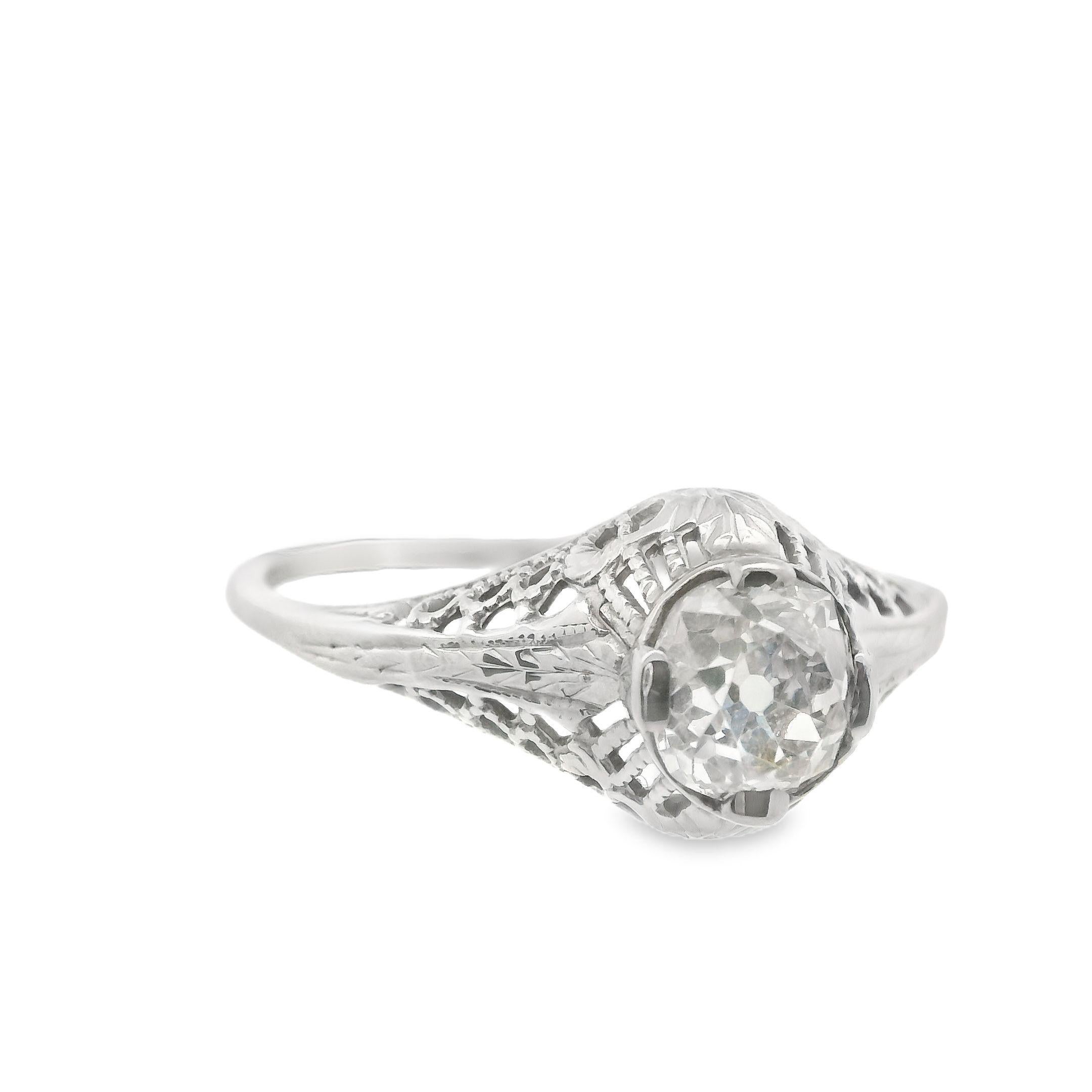 Cette bague en or blanc 14k filigrane Art déco avec diamants est spectaculaire. La bague présente une magnifique monture en filigrane avec des épaules détaillées gravées à la main. Le filigrane complexe en or blanc 14k, visible de tous les côtés de