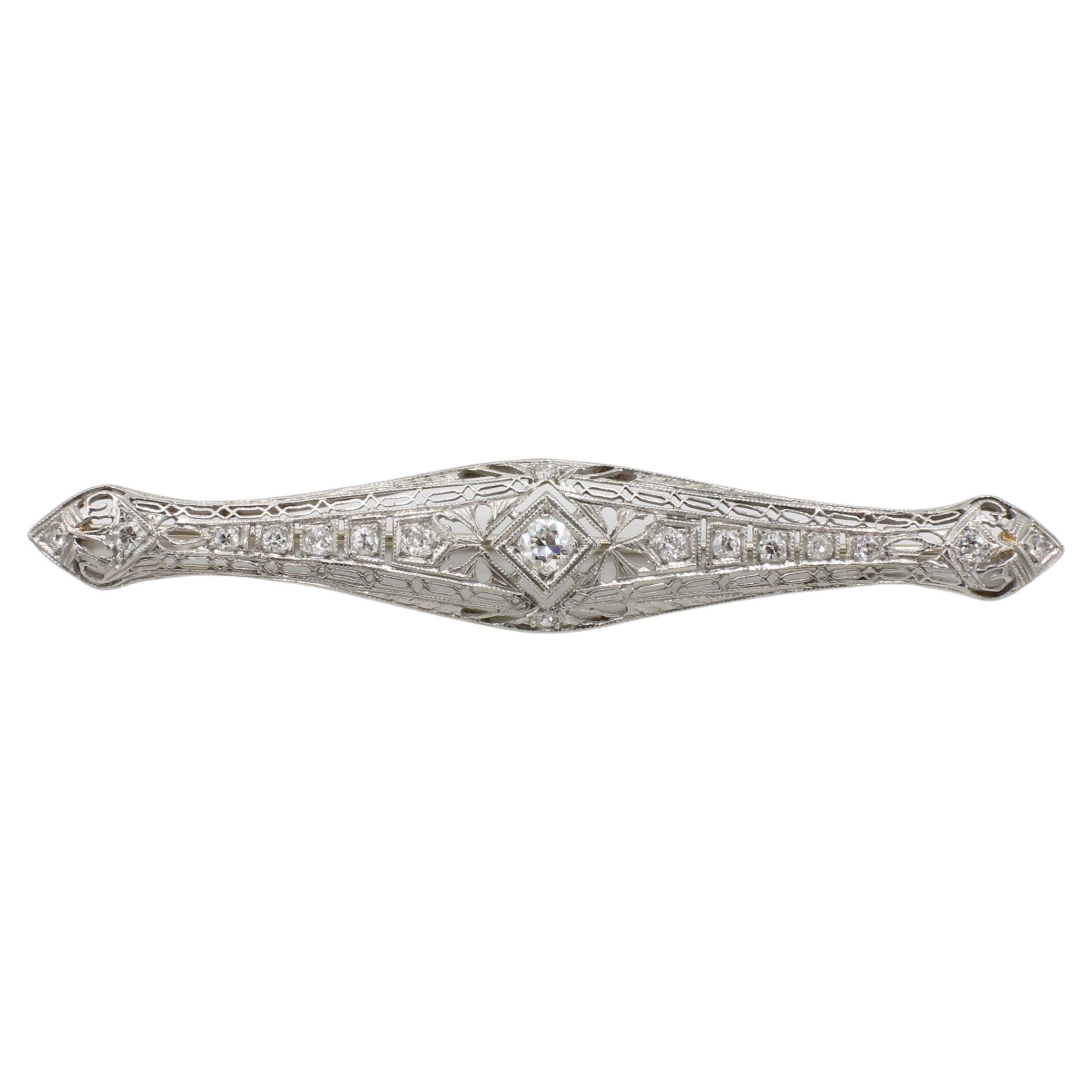 Broche Art Déco en or blanc 14 carats avec diamants naturels en filigrane