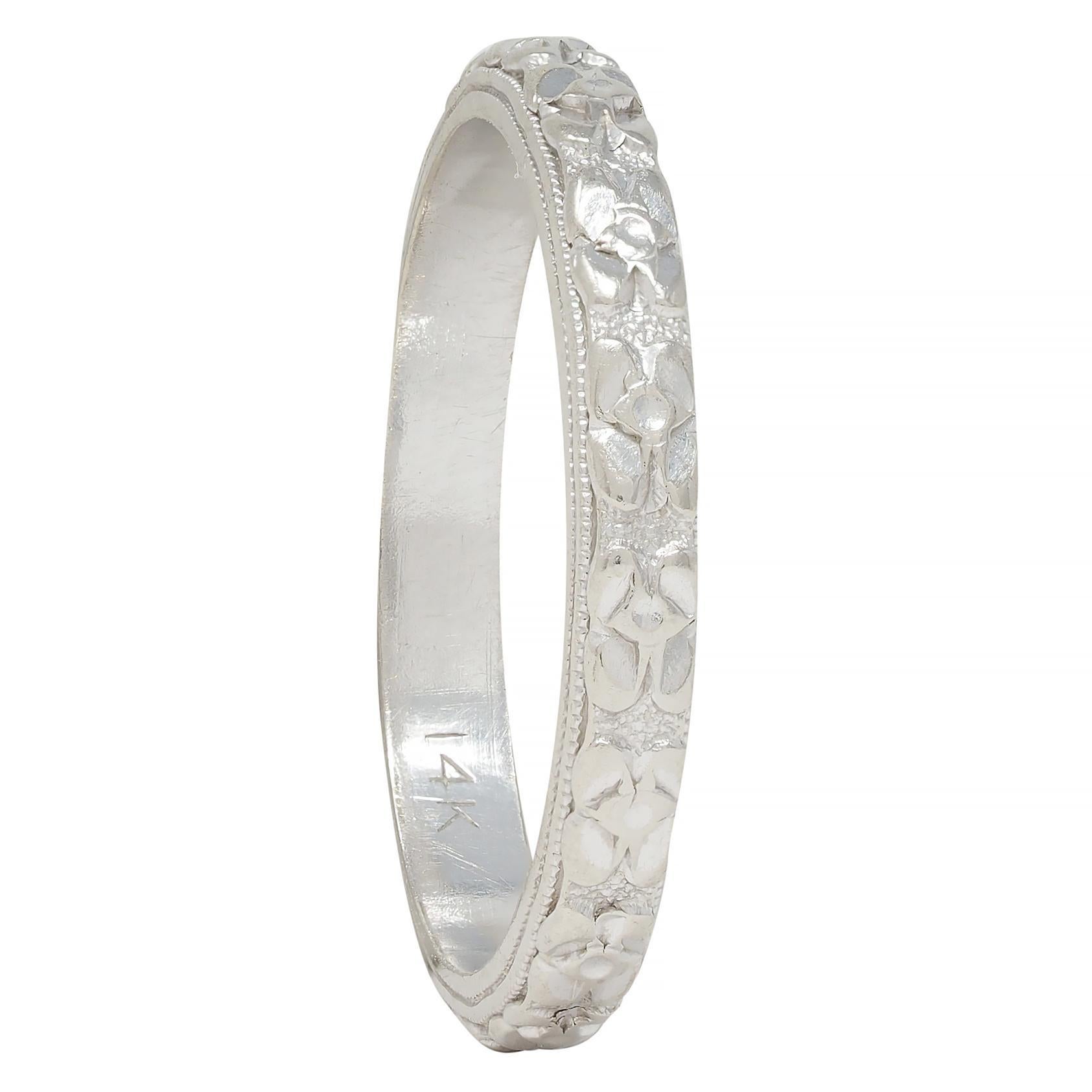 La bague est ornée d'un motif de fleur d'oranger en relief sur tout le pourtour.
Accentué par des bords en milgrain
Estampillé pour l'or 14 carats
Circa : 1930s
Taille de la bague : 6 1/2 et pas de taille
Mesure du nord au sud 2,5 mm et a une