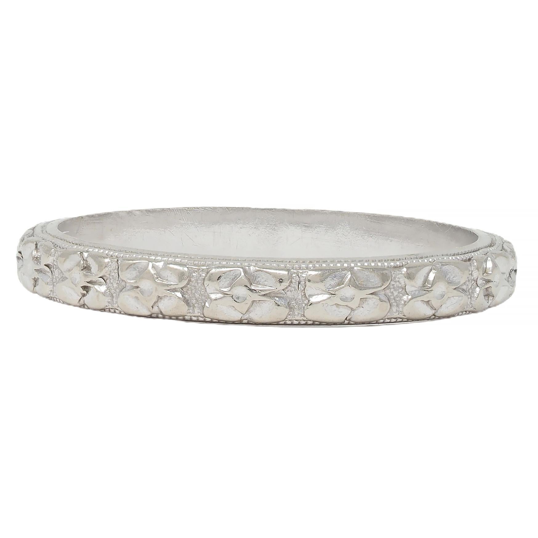 Art Deco 14 Karat White Gold Orange Blossom Vintage Wedding Band Ring Excellent état - En vente à Philadelphia, PA