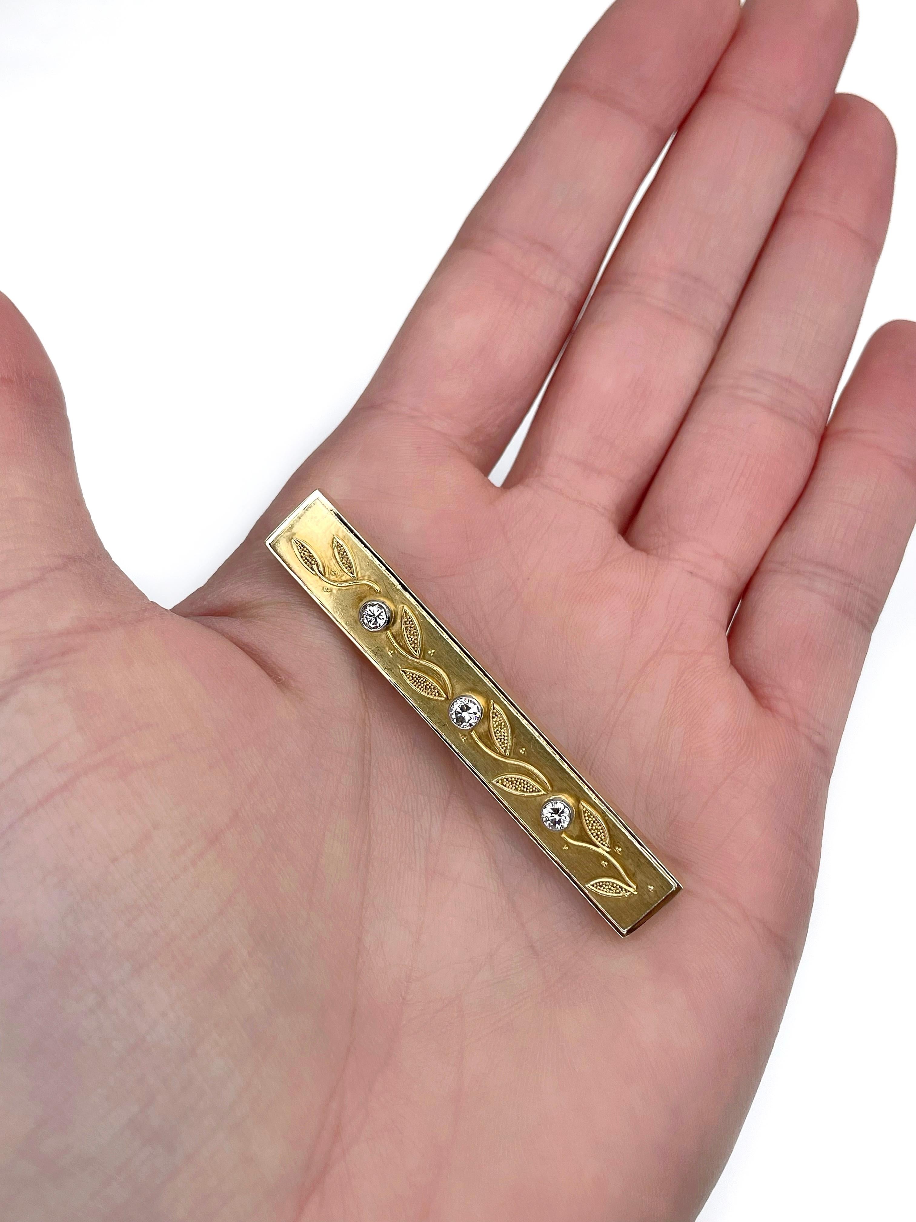 This is an Art Deco floral ornament bar brooch crafted in 14K yellow gold. Circa 1940. 

The piece features 3 round brilliant cut diamonds: 0.30ct, RW-W, VS

Has a safe clasp. 

Weight: 7.97g
Length: 5.5cm
Width: 0.8cm

———

If you have any
