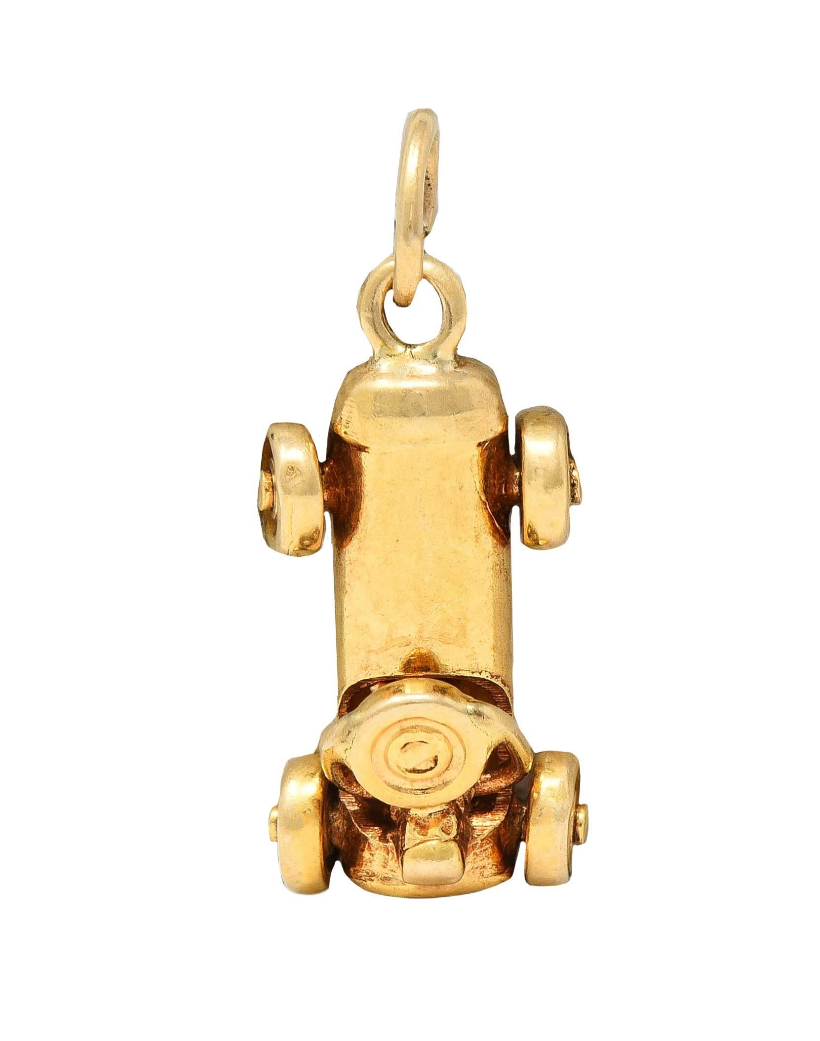 Le charme d'une voiture de derby de caisse à savon classique et aérodynamique
Avec un petit conducteur incliné au volant
Les roues tournent sur l'axe
Estampillé pour l'or 14 carats
Circa : 1930s
Mesures : 5/16 x 3/4 pouce - y compris la balle
Poids