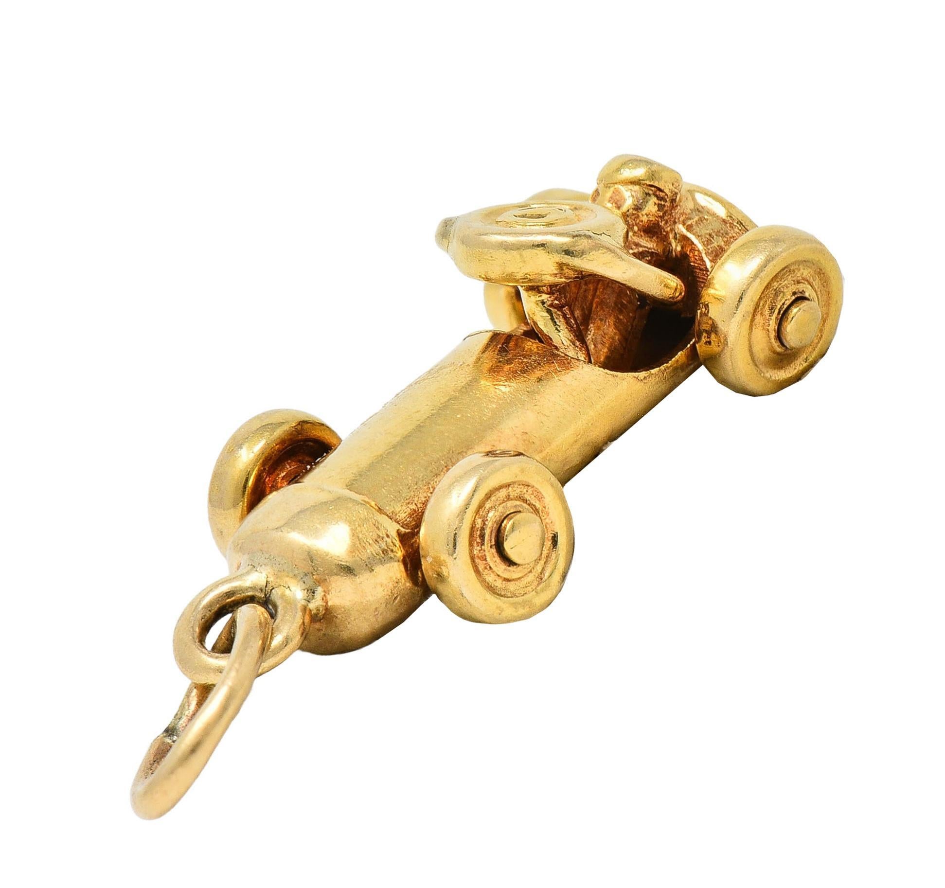 Breloque Soapbox Derby Art Déco en or jaune 14 carats ancienne Excellent état - En vente à Philadelphia, PA
