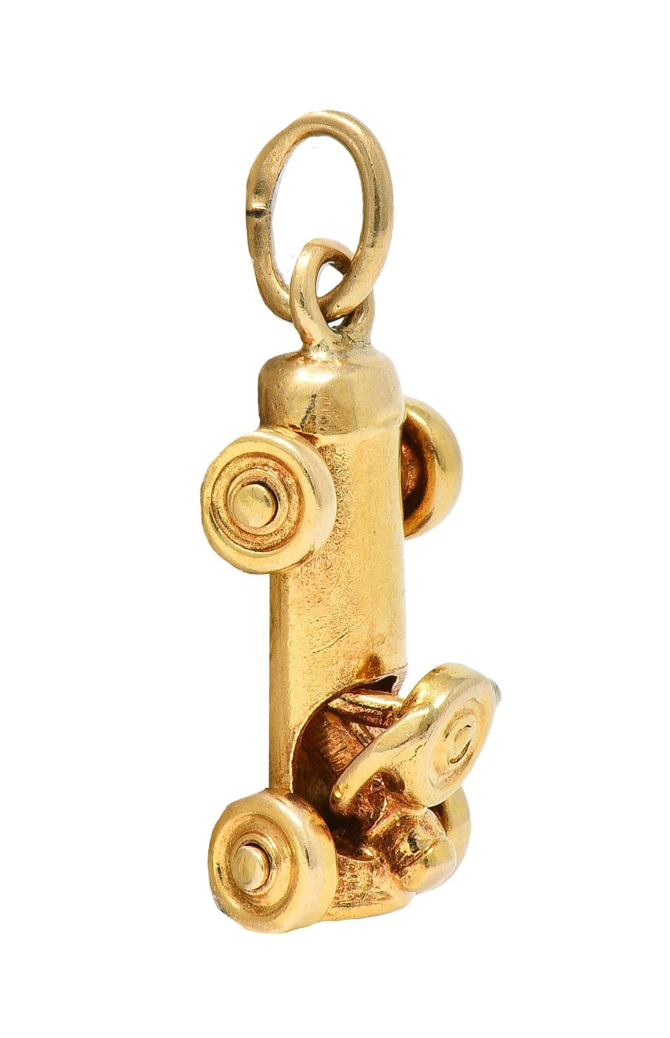 Breloque Soapbox Derby Art Déco en or jaune 14 carats ancienne Unisexe en vente