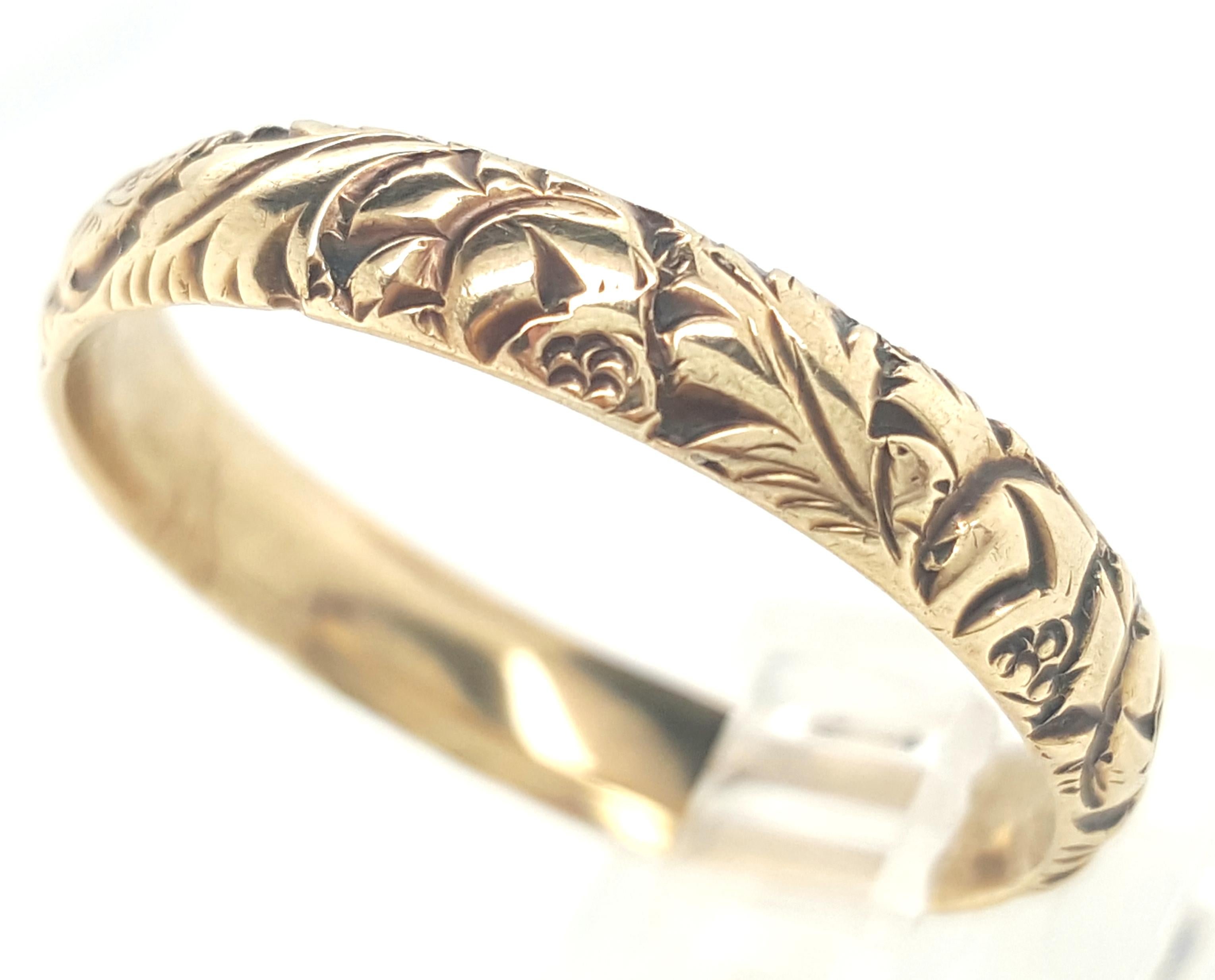 Women's or Men's Art Deco 14 Karat Yellow Gold Leaves Floral Wedding Band Ring For Sale