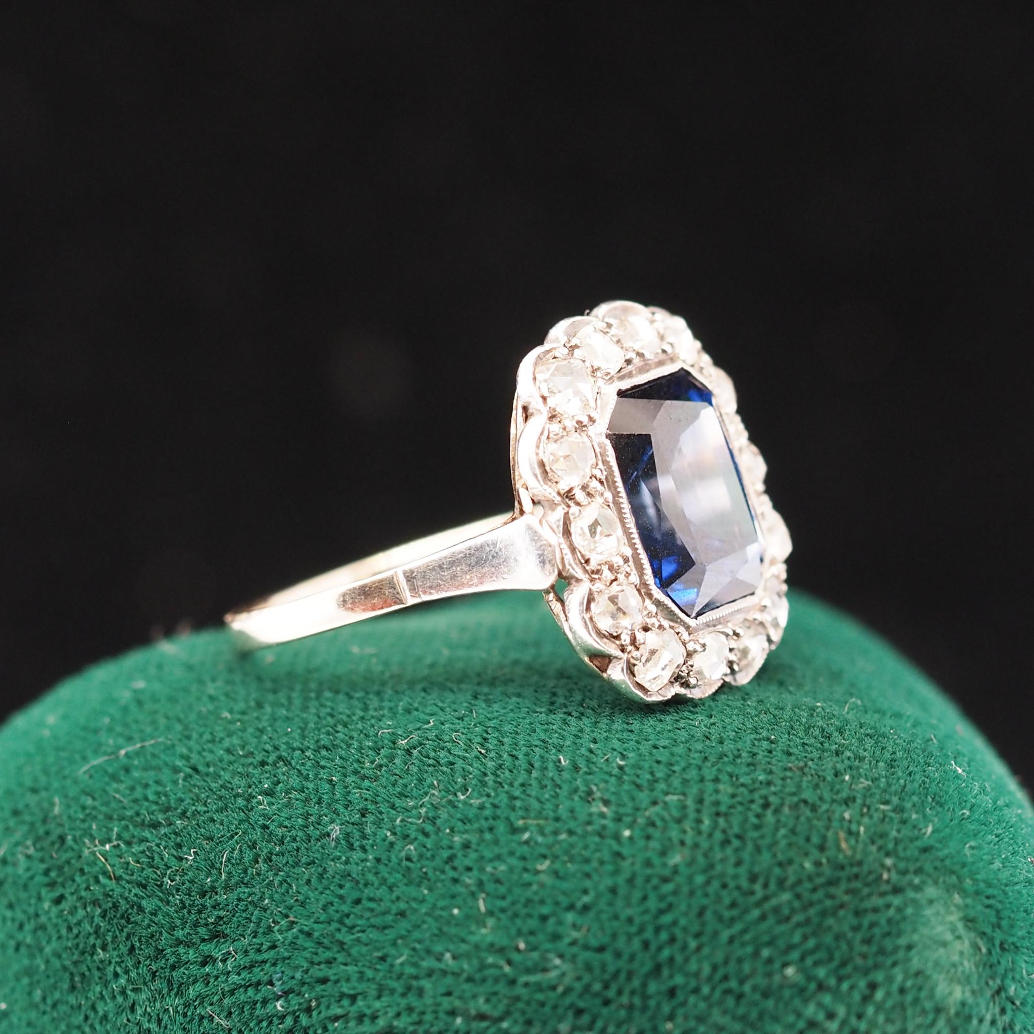 Ring aus 14 Karat Gelbgold mit Diamanten im Rosenschliff und Saphiren im Art déco-Stil für Damen oder Herren im Angebot