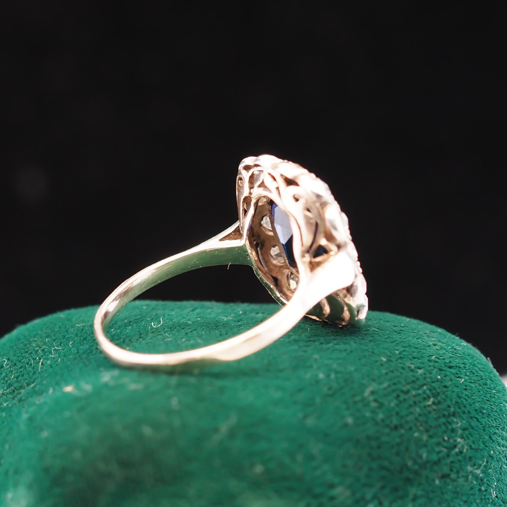 Ring aus 14 Karat Gelbgold mit Diamanten im Rosenschliff und Saphiren im Art déco-Stil im Angebot 1