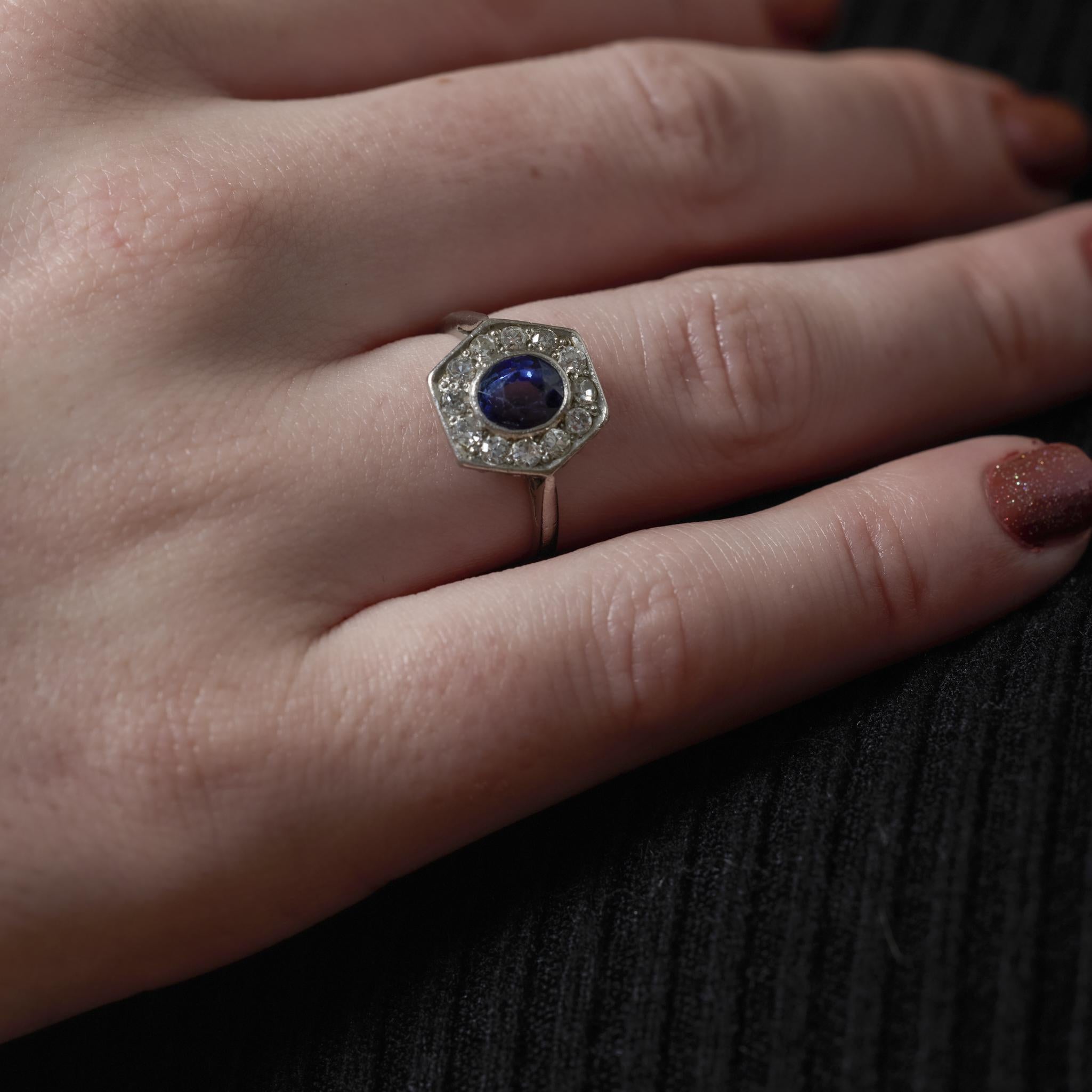 Im Mittelpunkt dieses raffinierten Platinrings im Art-Déco-Stil steht ein ovaler Saphir von etwa 1,40 Karat, der von zwölf Diamanten im alten europäischen und einfachen Schliff von insgesamt 0,40 Karat akzentuiert wird. Die Diamanten mit der Farbe
