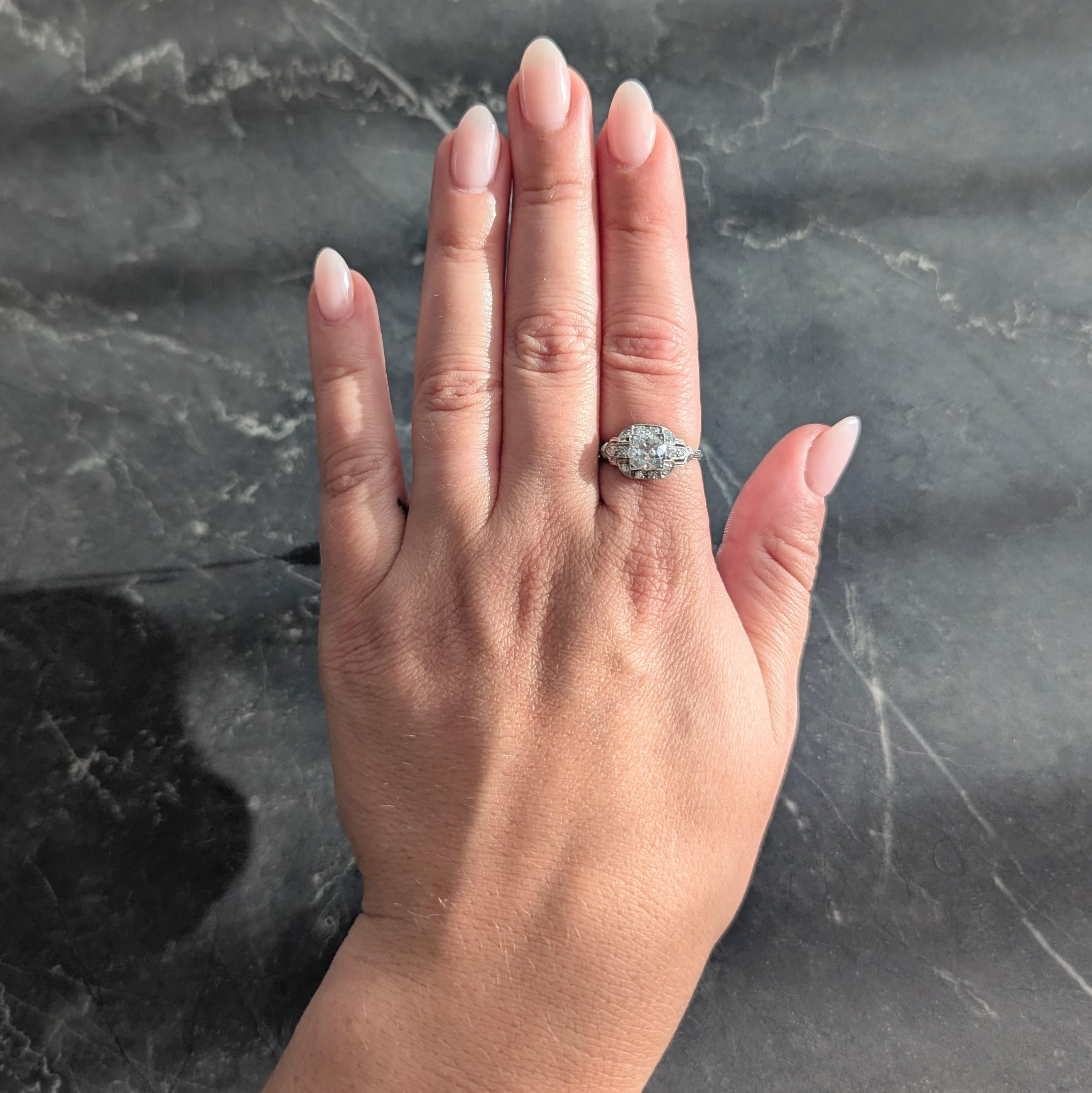 Centré sur un diamant de taille européenne ancienne pesant 1,10 carats au total - couleur F et pureté SI2
Perle sertie dans une tête de forme carrée rainurée et entourée d'une bombe percée.
Motif géométrique épuré, serti de diamants taille