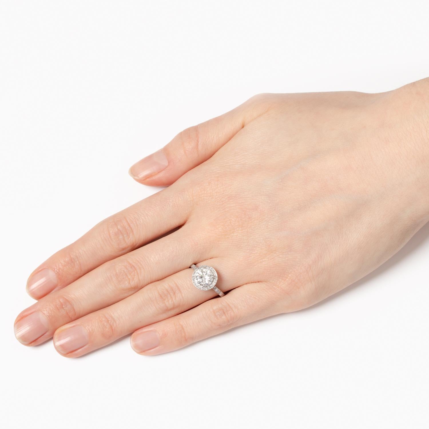 Art-Déco-Halo-Ring mit 1,40 Karat Diamant, ca. 1920er Jahre für Damen oder Herren im Angebot