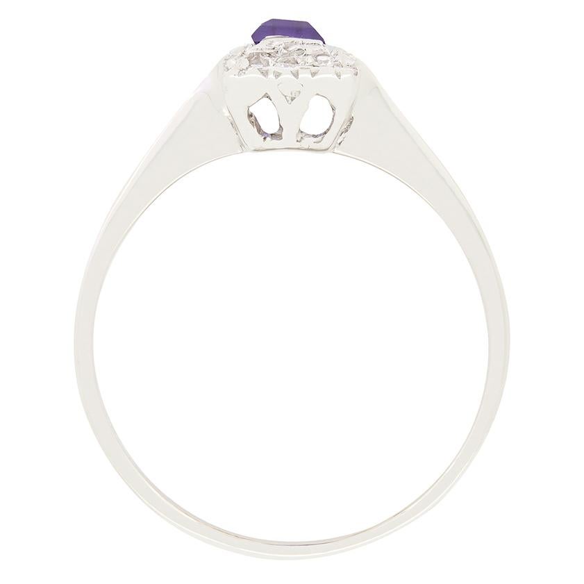 Dieser wunderschöne Art-Déco-Cluster-Ring zeigt in der Mitte einen lilafarbenen Saphir im Baguetteschliff, der eine starke geometrische Silhouette im klassischen Deco-Stil bildet. Der natürliche Saphir hat ein Gewicht von 1,40 Karat und ist von